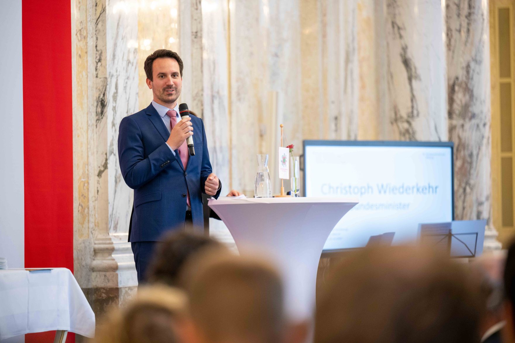 Bundesminister Norbert Totschnig verlieh gemeinsam mit Bundesminister Christoph Wiederkehr Umweltzeichen im Rahmen der Umweltzeichenverleihung im Marmorsaal im Regierungsgeb&auml;ude.