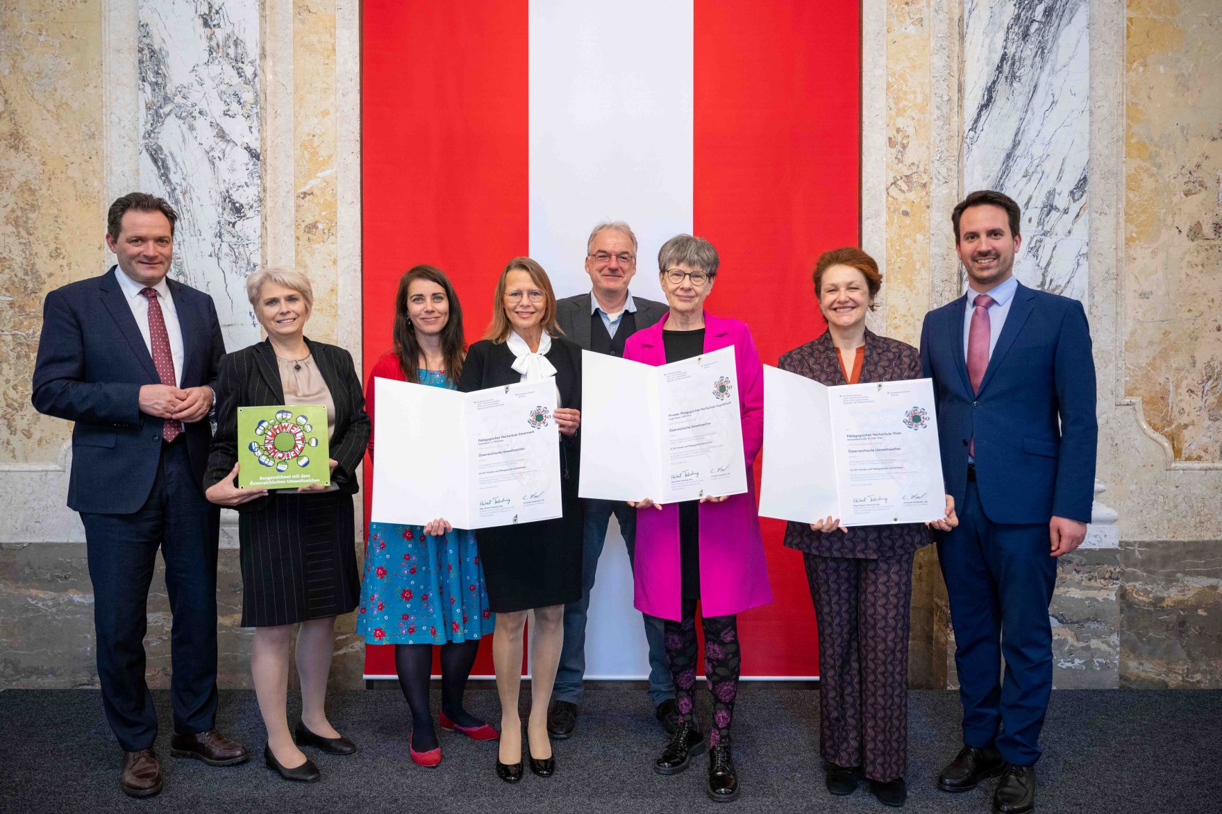 Bundesminister Norbert Totschnig verlieh gemeinsam mit Bundesminister Christoph Wiederkehr Umweltzeichen im Rahmen der Umweltzeichenverleihung im Marmorsaal im Regierungsgeb&auml;ude.