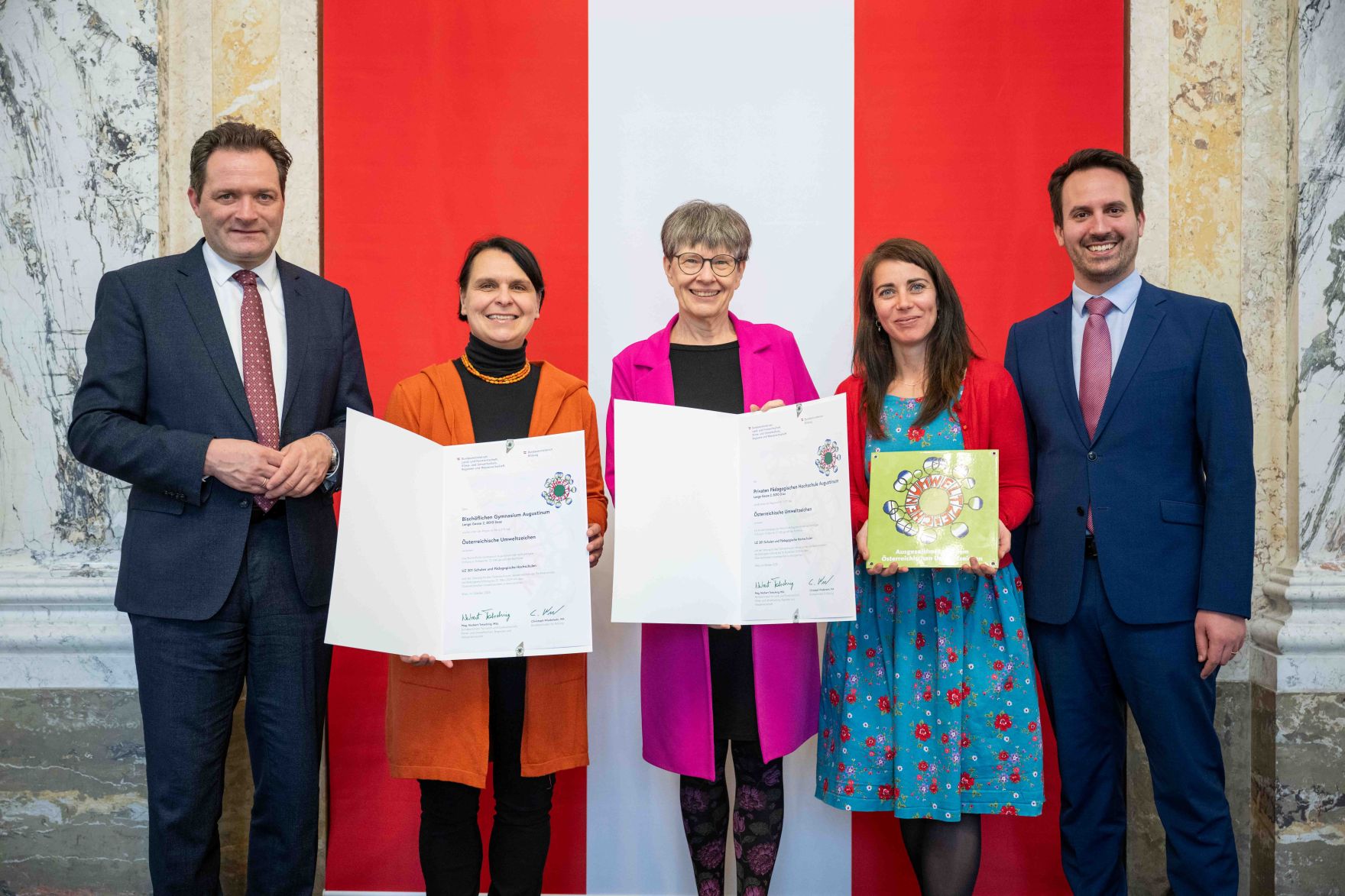 Bundesminister Norbert Totschnig verlieh gemeinsam mit Bundesminister Christoph Wiederkehr Umweltzeichen im Rahmen der Umweltzeichenverleihung im Marmorsaal im Regierungsgeb&auml;ude.