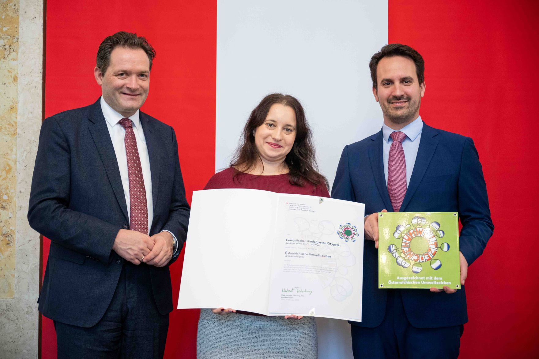 Bundesminister Norbert Totschnig verlieh gemeinsam mit Bundesminister Christoph Wiederkehr Umweltzeichen im Rahmen der Umweltzeichenverleihung im Marmorsaal im Regierungsgeb&auml;ude.