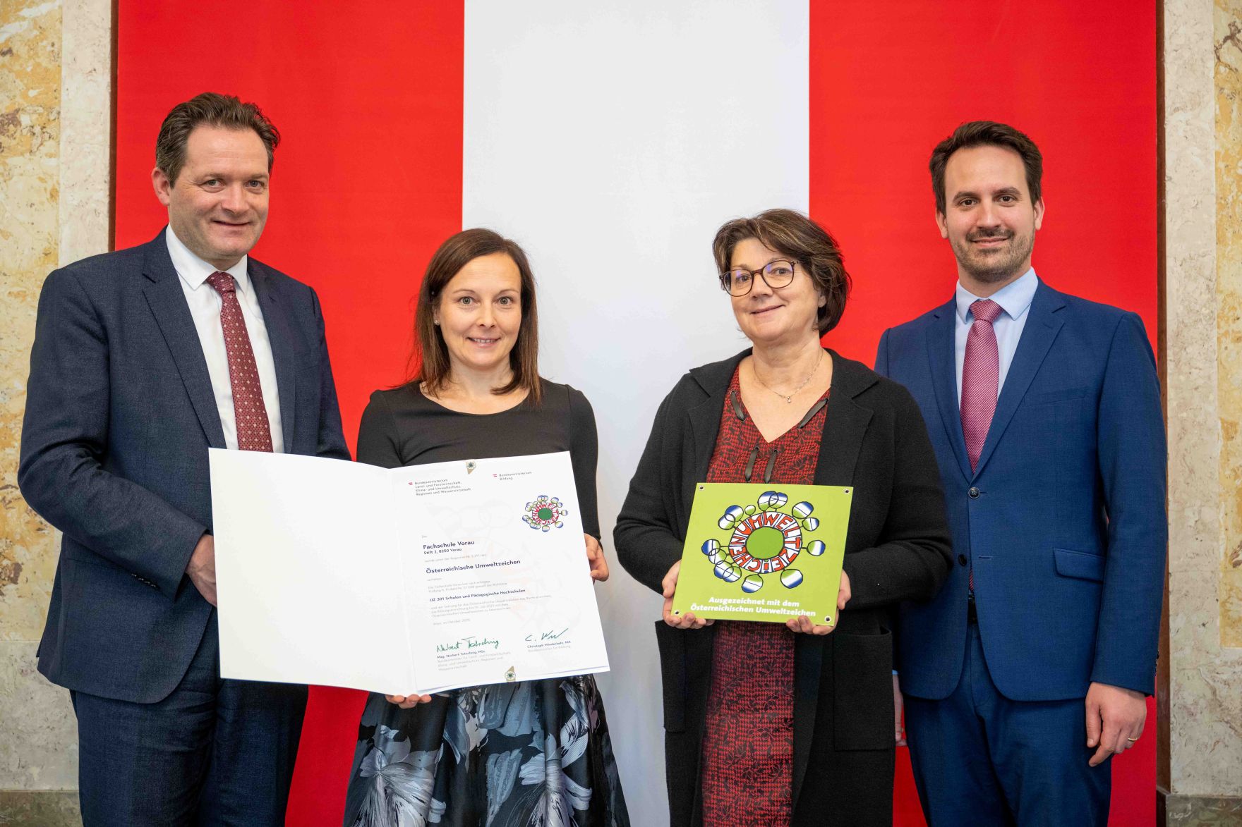 Bundesminister Norbert Totschnig verlieh gemeinsam mit Bundesminister Christoph Wiederkehr Umweltzeichen im Rahmen der Umweltzeichenverleihung im Marmorsaal im Regierungsgeb&auml;ude.