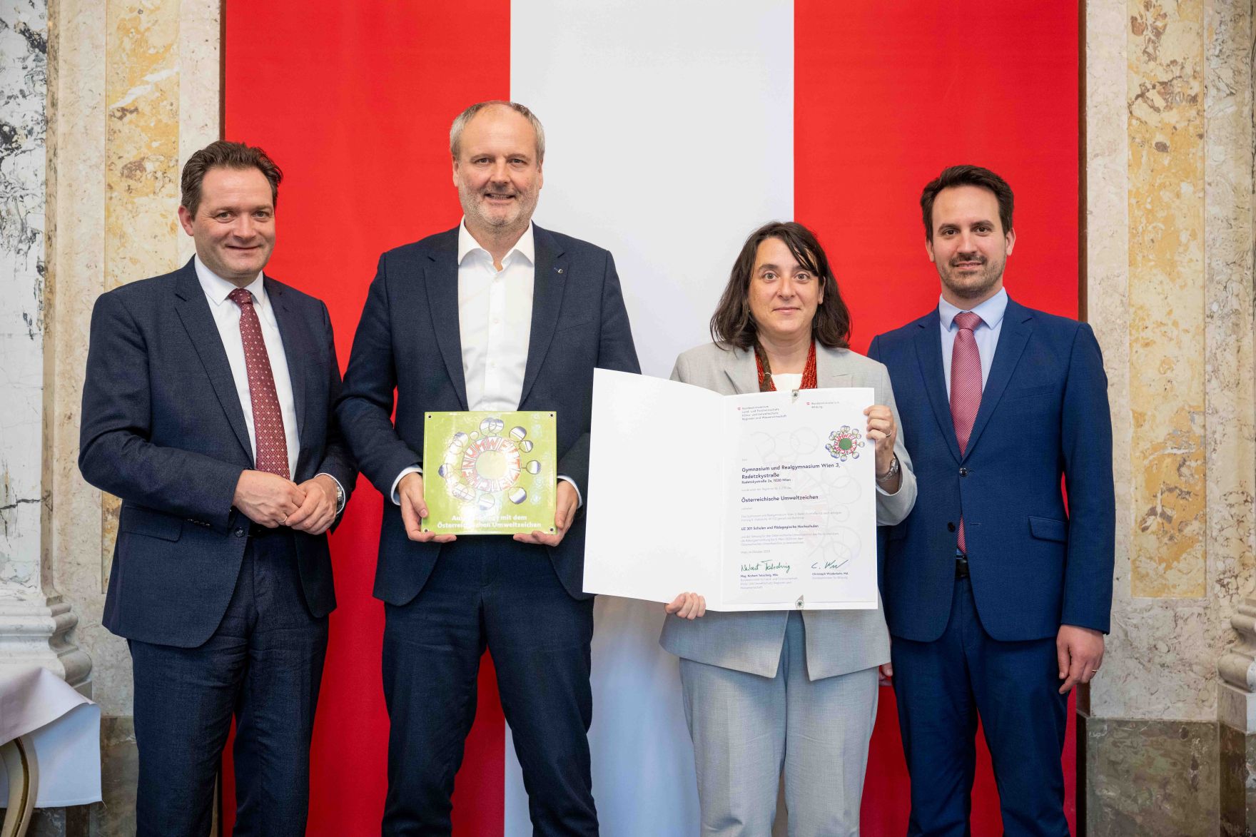 Bundesminister Norbert Totschnig verlieh gemeinsam mit Bundesminister Christoph Wiederkehr Umweltzeichen im Rahmen der Umweltzeichenverleihung im Marmorsaal im Regierungsgeb&auml;ude.