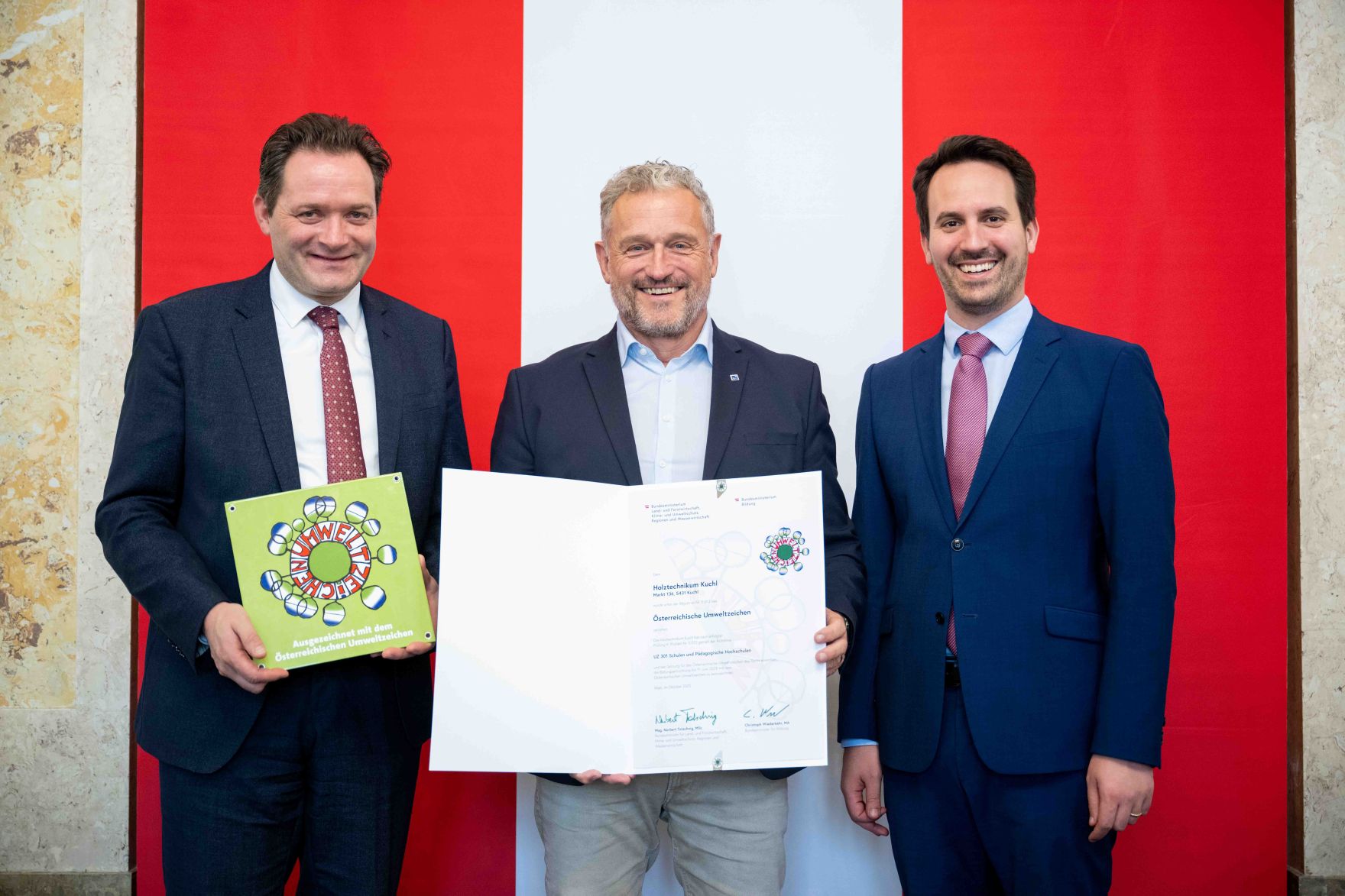 Bundesminister Norbert Totschnig verlieh gemeinsam mit Bundesminister Christoph Wiederkehr Umweltzeichen im Rahmen der Umweltzeichenverleihung im Marmorsaal im Regierungsgeb&auml;ude.