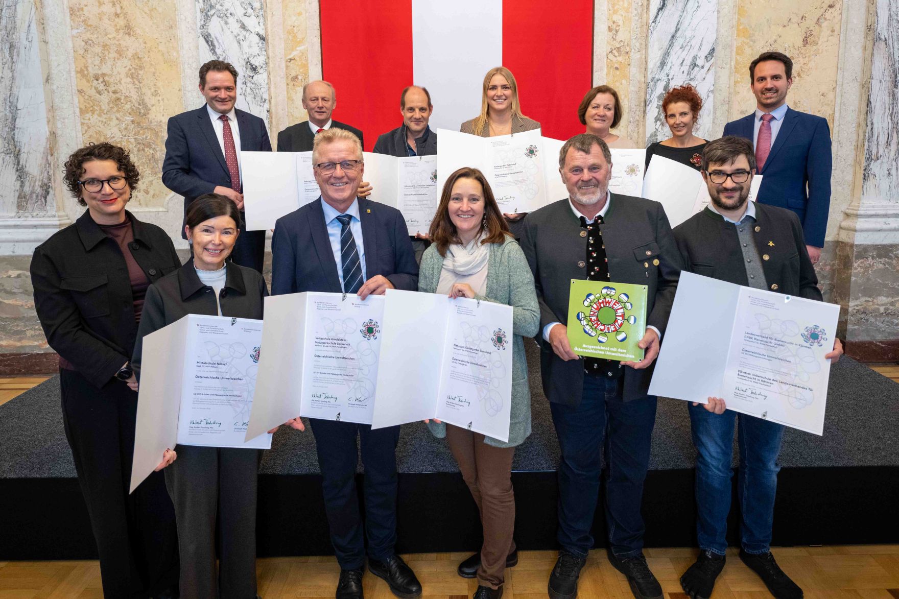 Bundesminister Norbert Totschnig verlieh gemeinsam mit Bundesminister Christoph Wiederkehr Umweltzeichen im Rahmen der Umweltzeichenverleihung im Marmorsaal im Regierungsgeb&auml;ude.