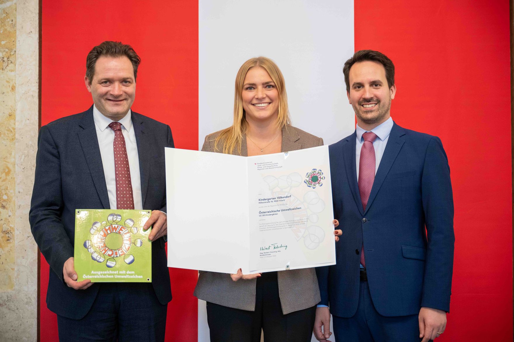Bundesminister Norbert Totschnig verlieh gemeinsam mit Bundesminister Christoph Wiederkehr Umweltzeichen im Rahmen der Umweltzeichenverleihung im Marmorsaal im Regierungsgeb&auml;ude.