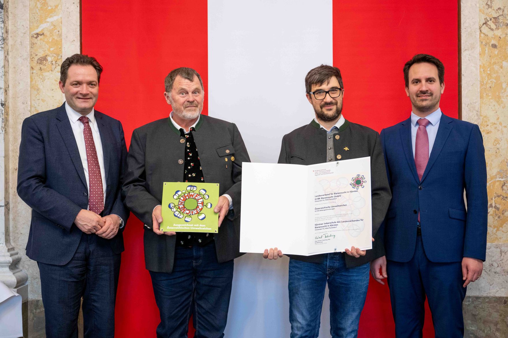Bundesminister Norbert Totschnig verlieh gemeinsam mit Bundesminister Christoph Wiederkehr Umweltzeichen im Rahmen der Umweltzeichenverleihung im Marmorsaal im Regierungsgeb&auml;ude.