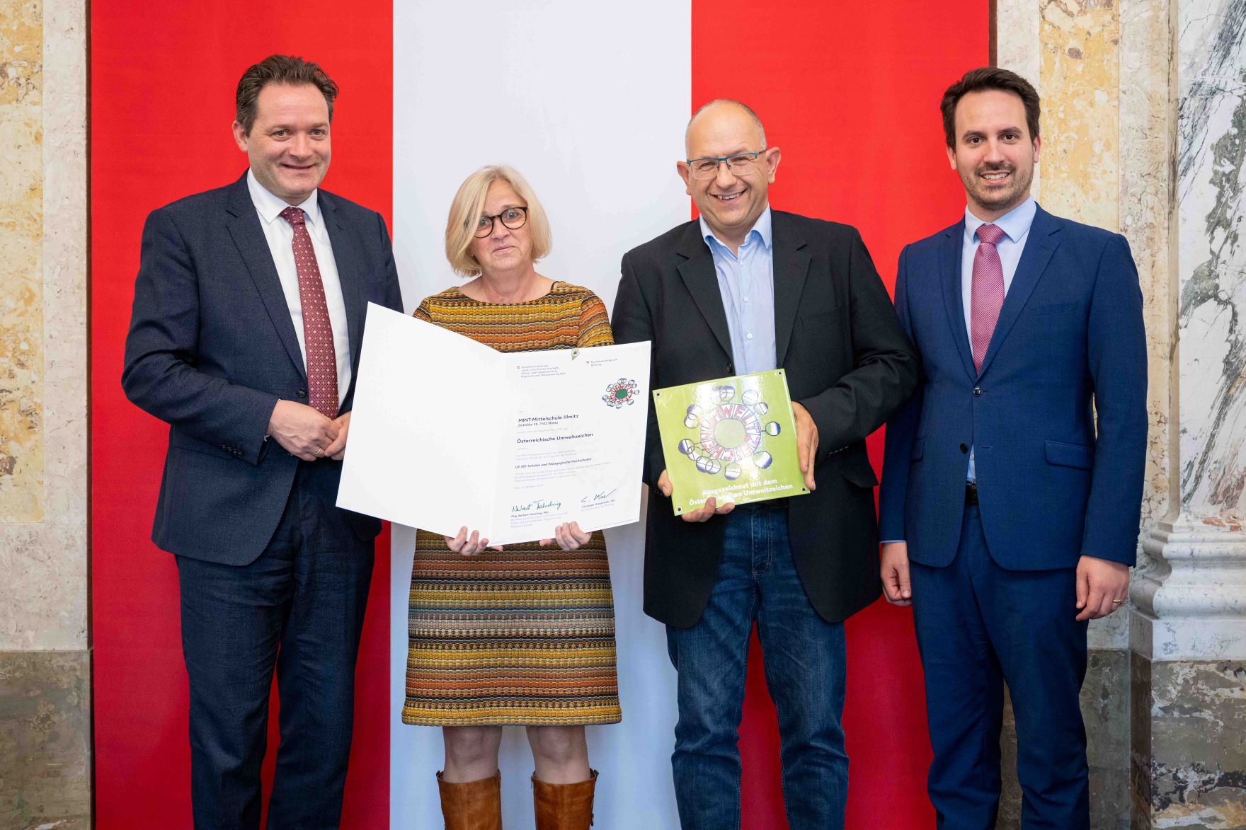 Bundesminister Norbert Totschnig verlieh gemeinsam mit Bundesminister Christoph Wiederkehr Umweltzeichen im Rahmen der Umweltzeichenverleihung im Marmorsaal im Regierungsgeb&auml;ude.