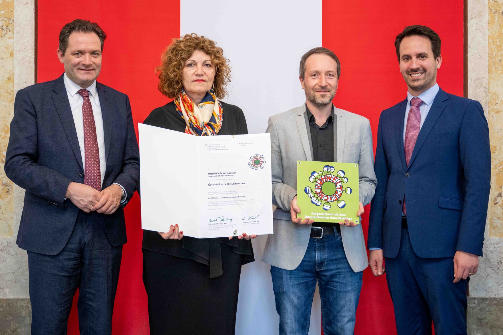 Bundesminister Norbert Totschnig verlieh gemeinsam mit Bundesminister Christoph Wiederkehr Umweltzeichen im Rahmen der Umweltzeichenverleihung im Marmorsaal im Regierungsgeb&auml;ude.