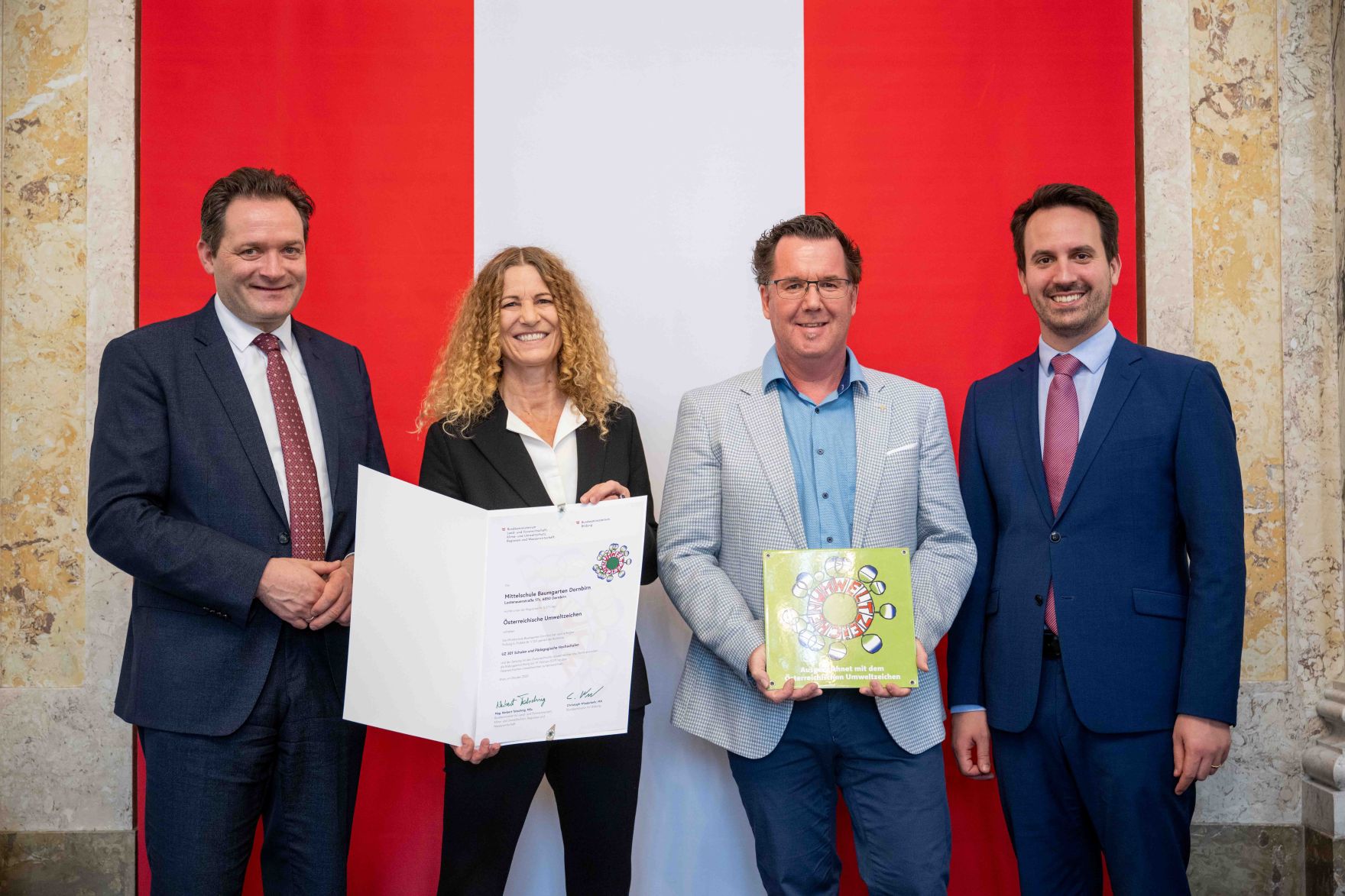 Bundesminister Norbert Totschnig verlieh gemeinsam mit Bundesminister Christoph Wiederkehr Umweltzeichen im Rahmen der Umweltzeichenverleihung im Marmorsaal im Regierungsgeb&auml;ude.