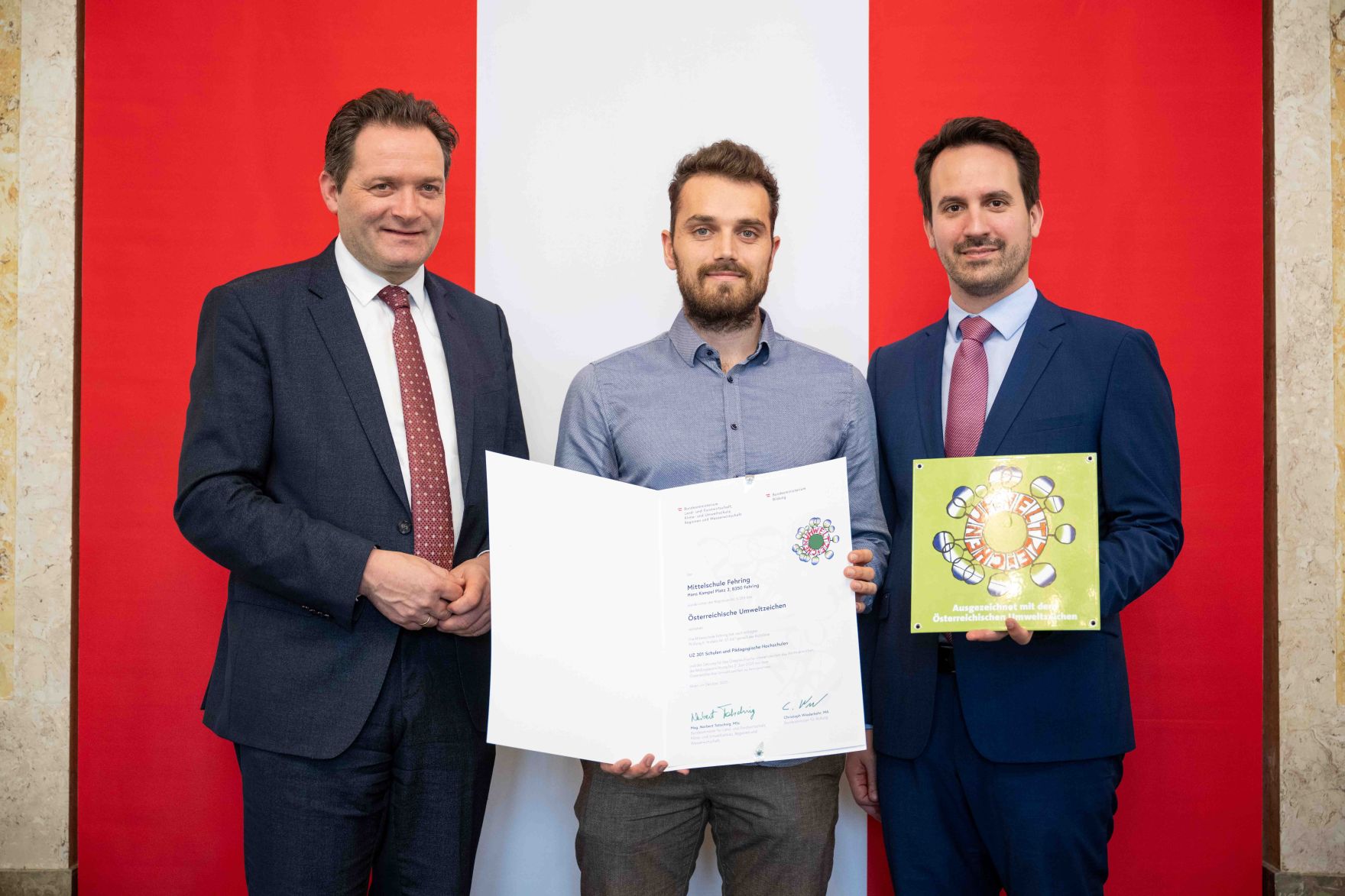 Bundesminister Norbert Totschnig verlieh gemeinsam mit Bundesminister Christoph Wiederkehr Umweltzeichen im Rahmen der Umweltzeichenverleihung im Marmorsaal im Regierungsgeb&auml;ude.