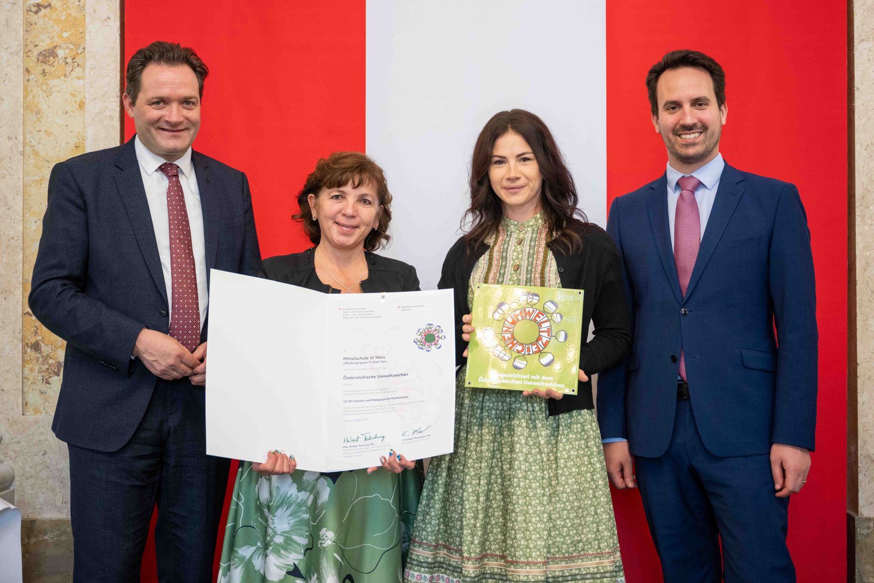 Bundesminister Norbert Totschnig verlieh gemeinsam mit Bundesminister Christoph Wiederkehr Umweltzeichen im Rahmen der Umweltzeichenverleihung im Marmorsaal im Regierungsgeb&auml;ude.
