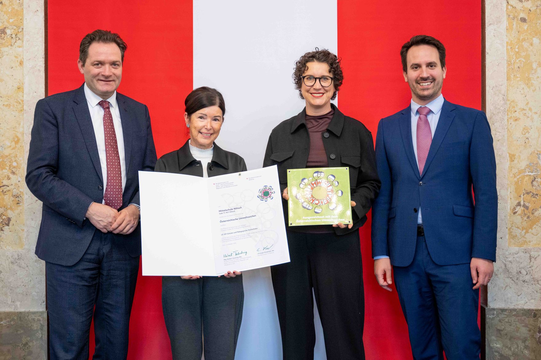 Bundesminister Norbert Totschnig verlieh gemeinsam mit Bundesminister Christoph Wiederkehr Umweltzeichen im Rahmen der Umweltzeichenverleihung im Marmorsaal im Regierungsgeb&auml;ude.
