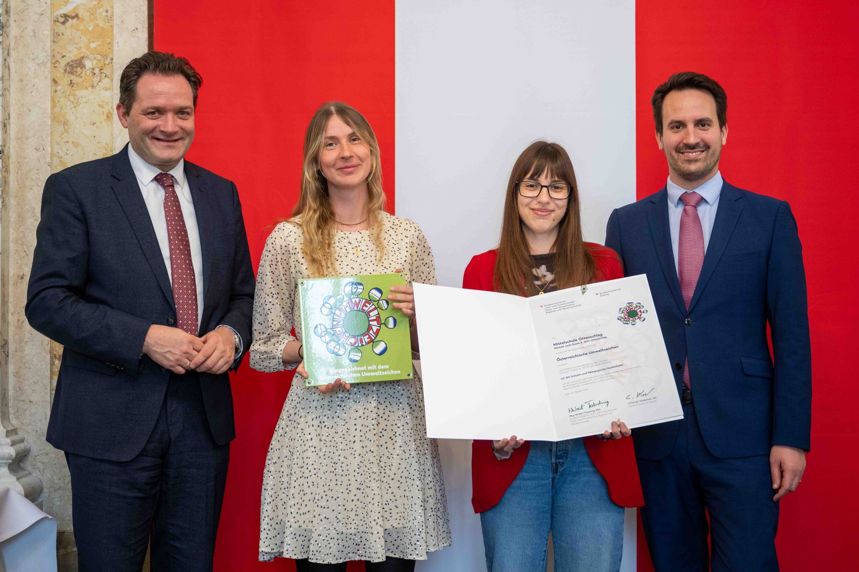 Bundesminister Norbert Totschnig verlieh gemeinsam mit Bundesminister Christoph Wiederkehr Umweltzeichen im Rahmen der Umweltzeichenverleihung im Marmorsaal im Regierungsgeb&auml;ude.