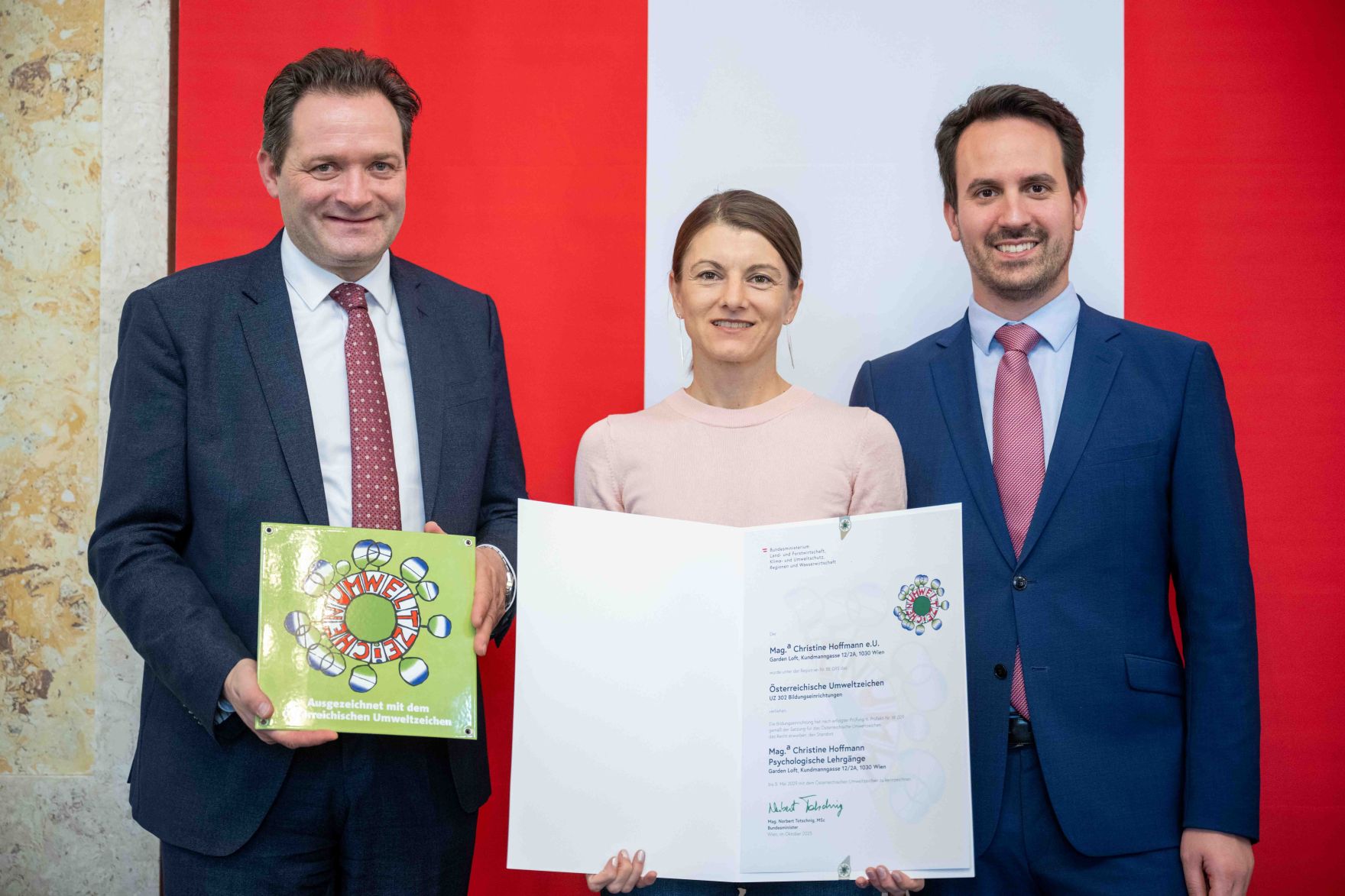 Bundesminister Norbert Totschnig verlieh gemeinsam mit Bundesminister Christoph Wiederkehr Umweltzeichen im Rahmen der Umweltzeichenverleihung im Marmorsaal im Regierungsgeb&auml;ude.
