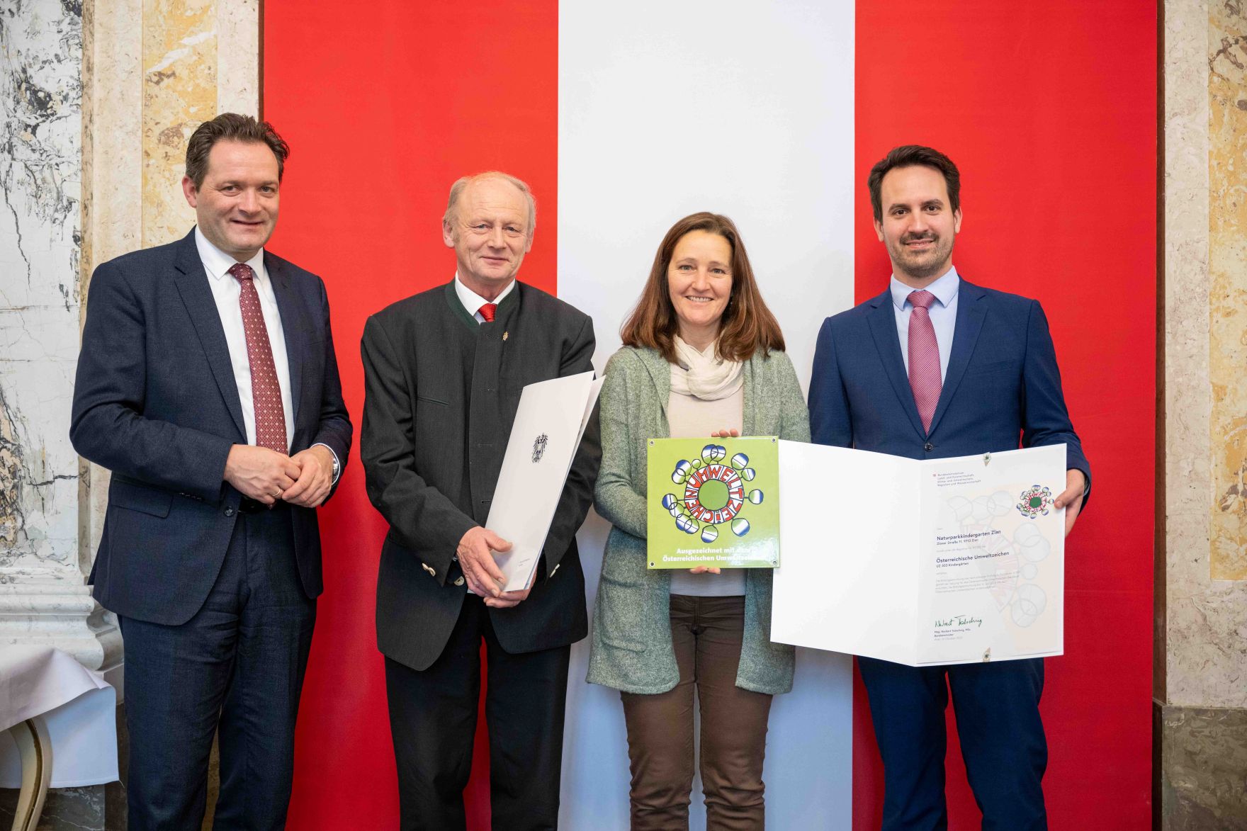 Bundesminister Norbert Totschnig verlieh gemeinsam mit Bundesminister Christoph Wiederkehr Umweltzeichen im Rahmen der Umweltzeichenverleihung im Marmorsaal im Regierungsgeb&auml;ude.