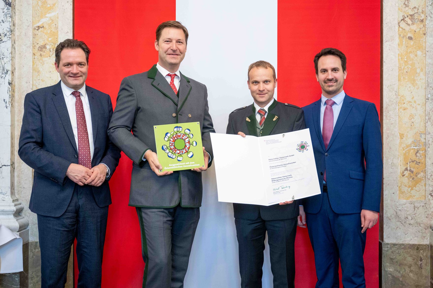 Bundesminister Norbert Totschnig verlieh gemeinsam mit Bundesminister Christoph Wiederkehr Umweltzeichen im Rahmen der Umweltzeichenverleihung im Marmorsaal im Regierungsgeb&auml;ude.