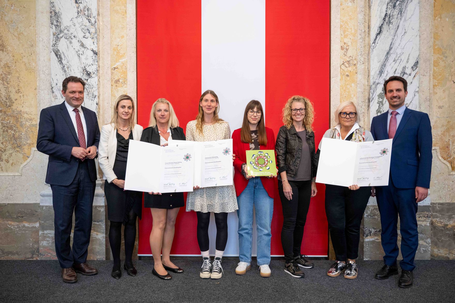 Bundesminister Norbert Totschnig verlieh gemeinsam mit Bundesminister Christoph Wiederkehr Umweltzeichen im Rahmen der Umweltzeichenverleihung im Marmorsaal im Regierungsgeb&auml;ude.