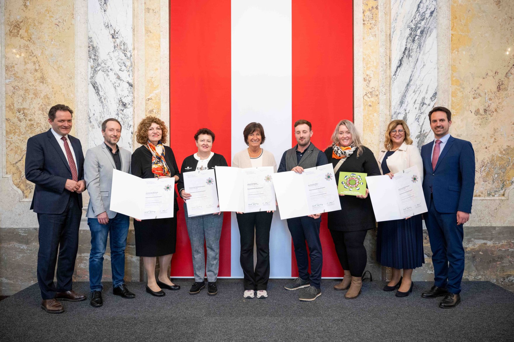 Bundesminister Norbert Totschnig verlieh gemeinsam mit Bundesminister Christoph Wiederkehr Umweltzeichen im Rahmen der Umweltzeichenverleihung im Marmorsaal im Regierungsgeb&auml;ude.