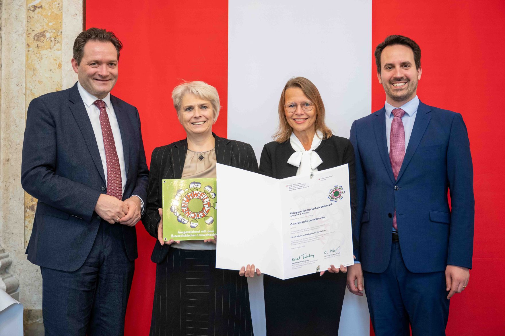 Bundesminister Norbert Totschnig verlieh gemeinsam mit Bundesminister Christoph Wiederkehr Umweltzeichen im Rahmen der Umweltzeichenverleihung im Marmorsaal im Regierungsgeb&auml;ude.