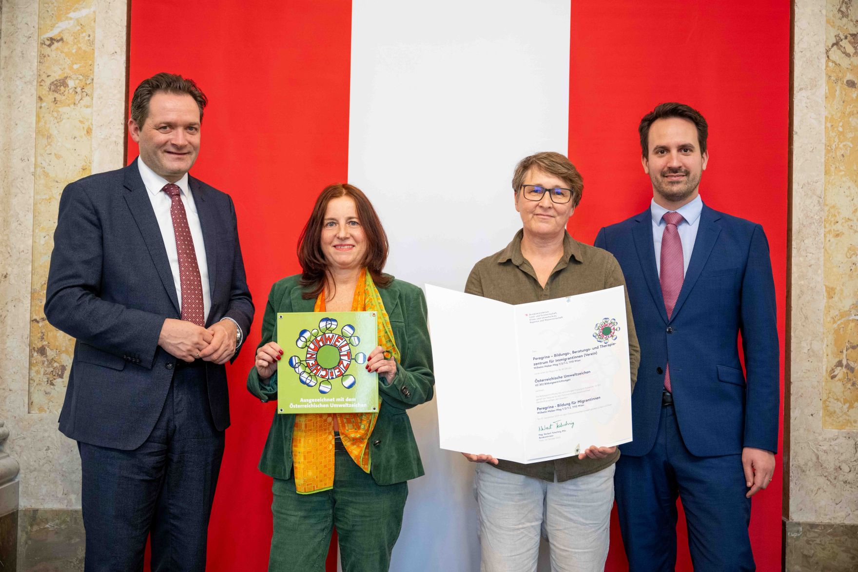 Bundesminister Norbert Totschnig verlieh gemeinsam mit Bundesminister Christoph Wiederkehr Umweltzeichen im Rahmen der Umweltzeichenverleihung im Marmorsaal im Regierungsgeb&auml;ude.