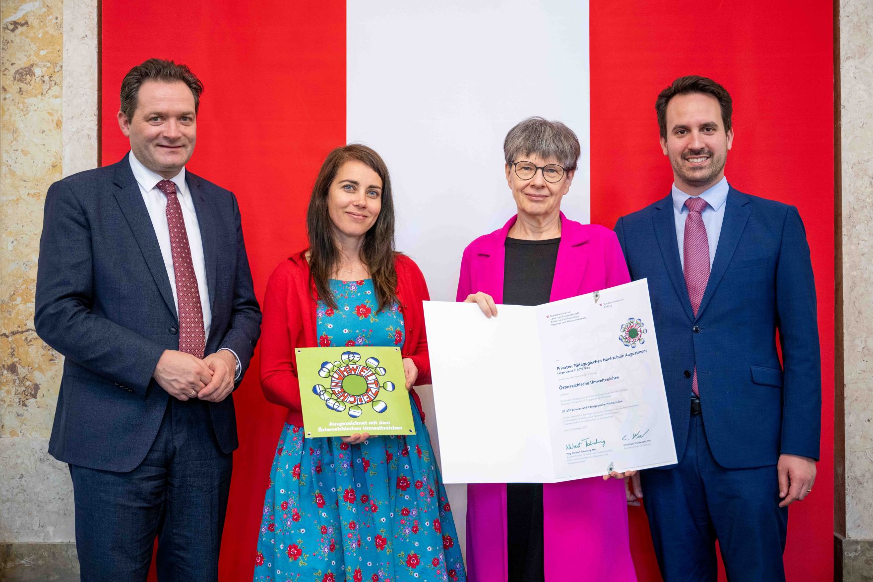 Bundesminister Norbert Totschnig verlieh gemeinsam mit Bundesminister Christoph Wiederkehr Umweltzeichen im Rahmen der Umweltzeichenverleihung im Marmorsaal im Regierungsgeb&auml;ude.