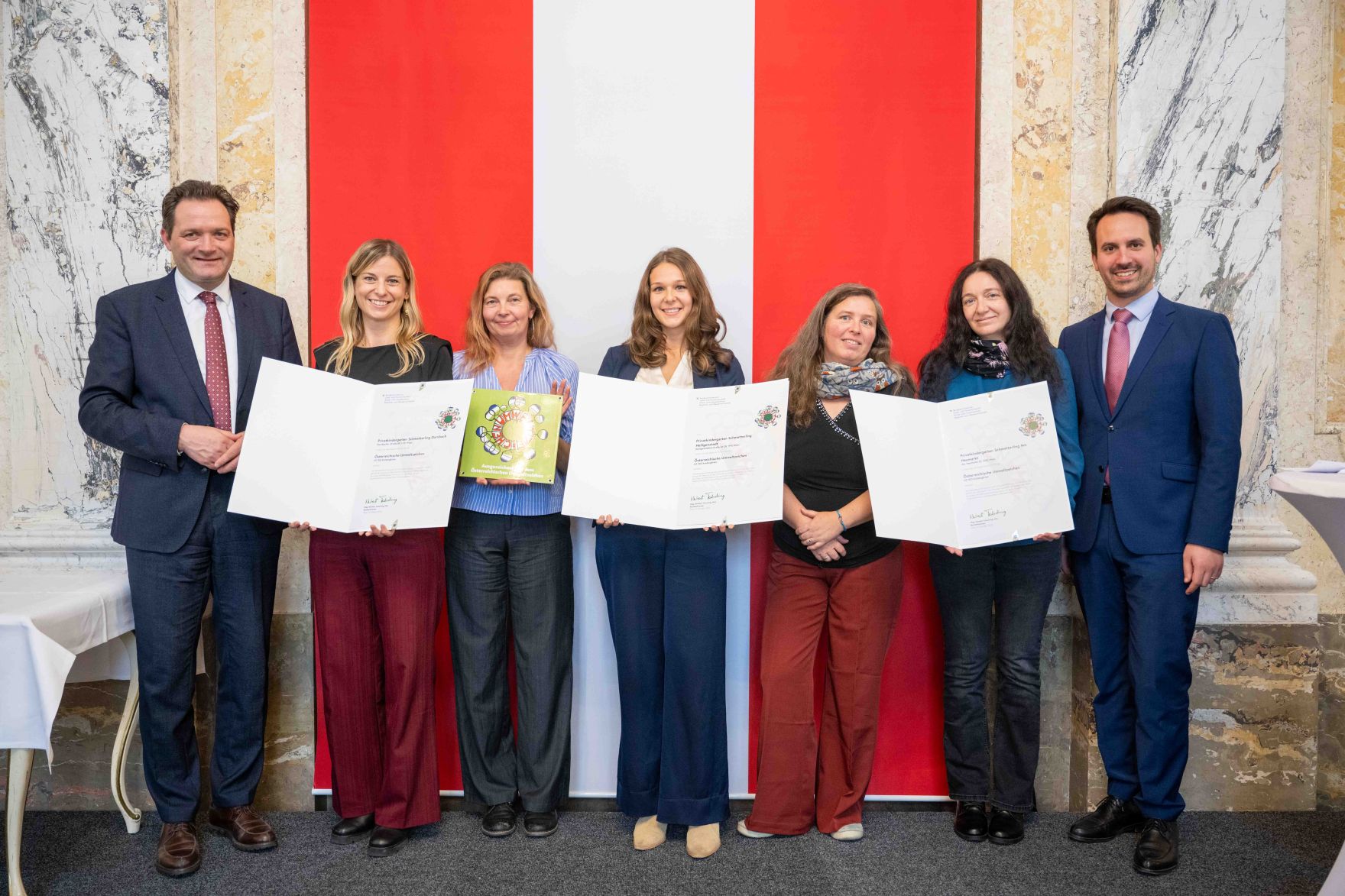 Bundesminister Norbert Totschnig verlieh gemeinsam mit Bundesminister Christoph Wiederkehr Umweltzeichen im Rahmen der Umweltzeichenverleihung im Marmorsaal im Regierungsgeb&auml;ude.