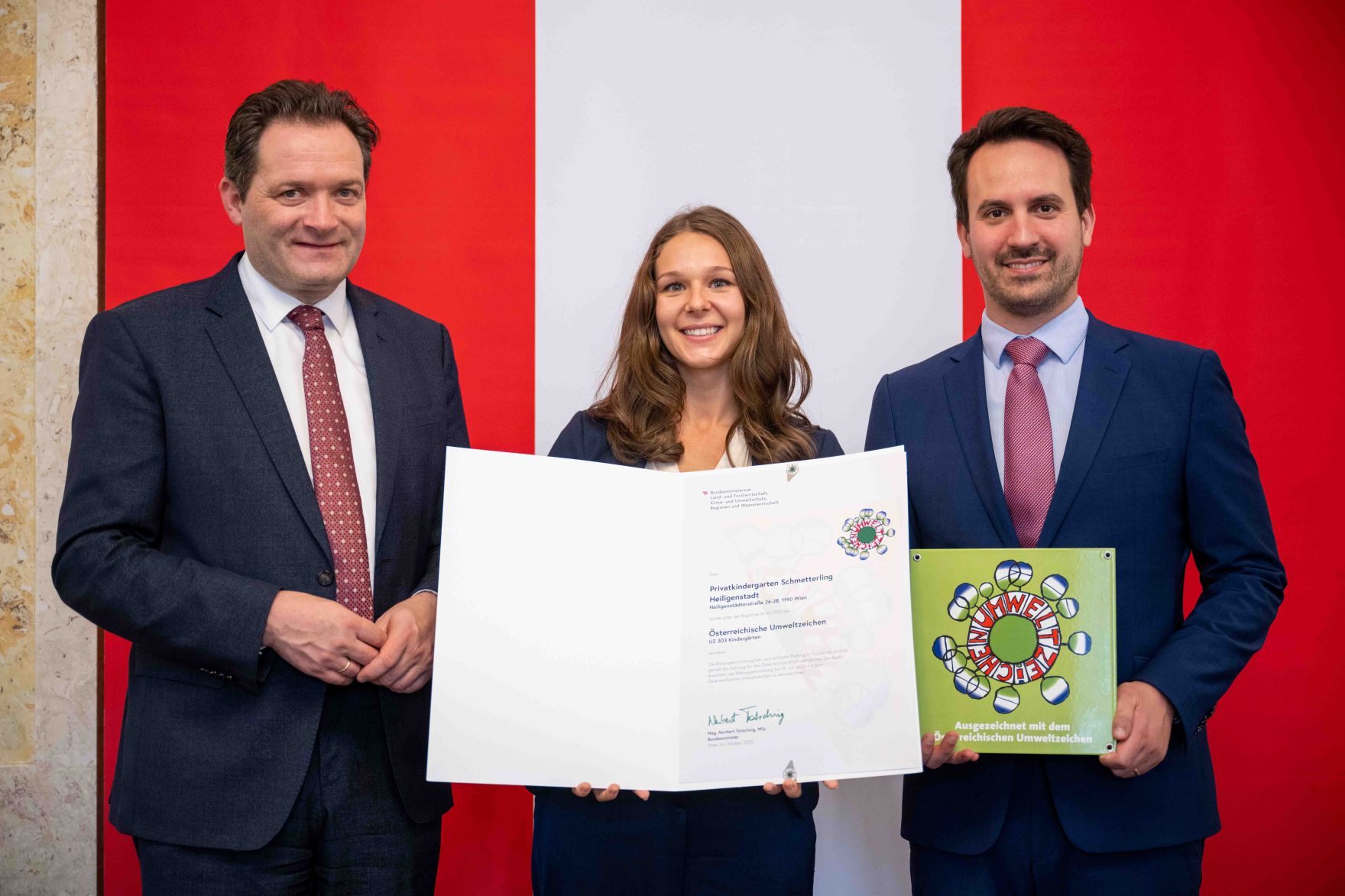 Bundesminister Norbert Totschnig verlieh gemeinsam mit Bundesminister Christoph Wiederkehr Umweltzeichen im Rahmen der Umweltzeichenverleihung im Marmorsaal im Regierungsgeb&auml;ude.