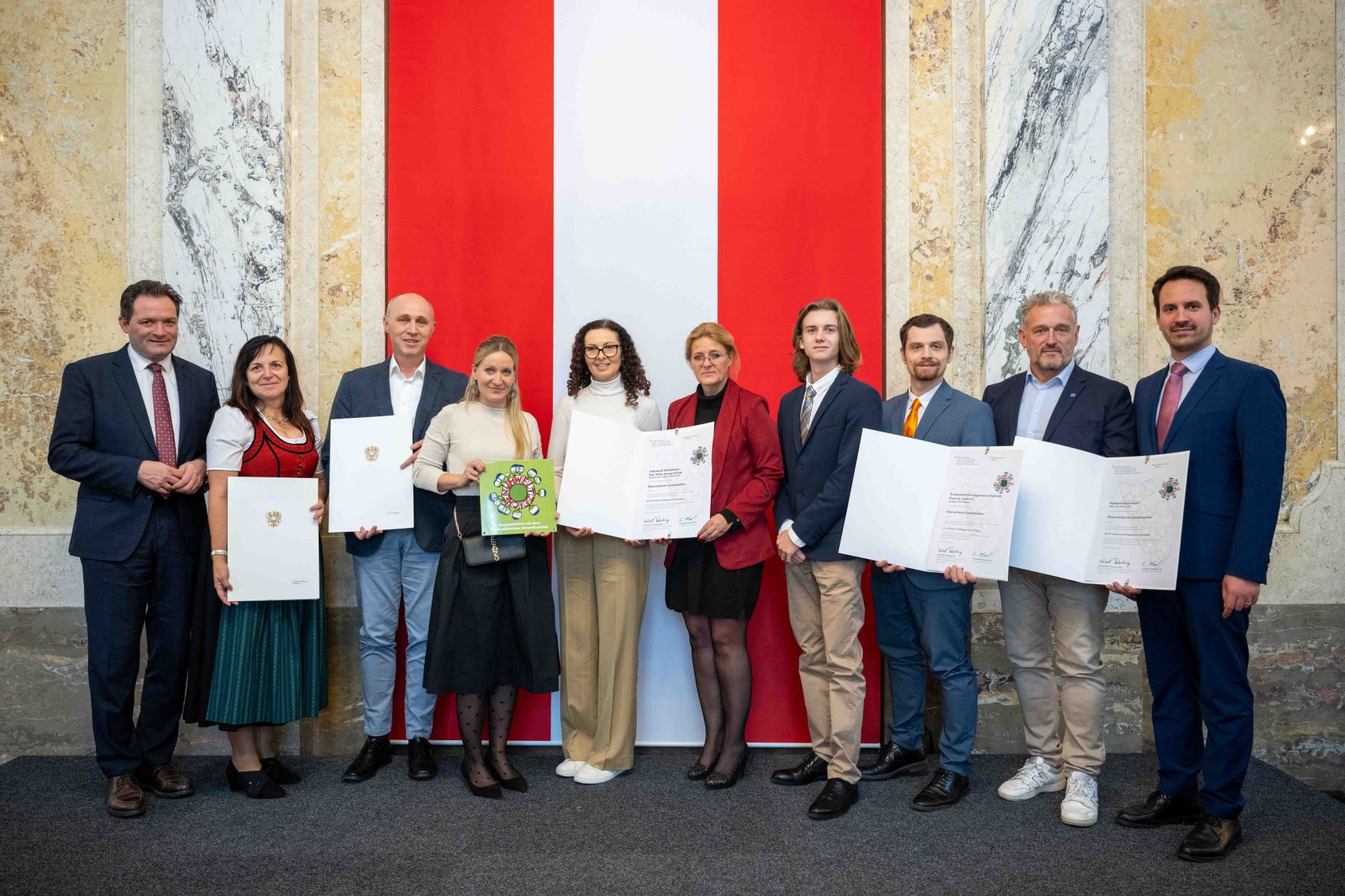 Bundesminister Norbert Totschnig verlieh gemeinsam mit Bundesminister Christoph Wiederkehr Umweltzeichen im Rahmen der Umweltzeichenverleihung im Marmorsaal im Regierungsgeb&auml;ude.