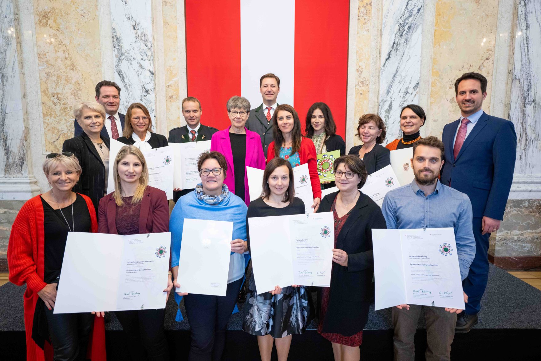 Bundesminister Norbert Totschnig verlieh gemeinsam mit Bundesminister Christoph Wiederkehr Umweltzeichen im Rahmen der Umweltzeichenverleihung im Marmorsaal im Regierungsgeb&auml;ude.