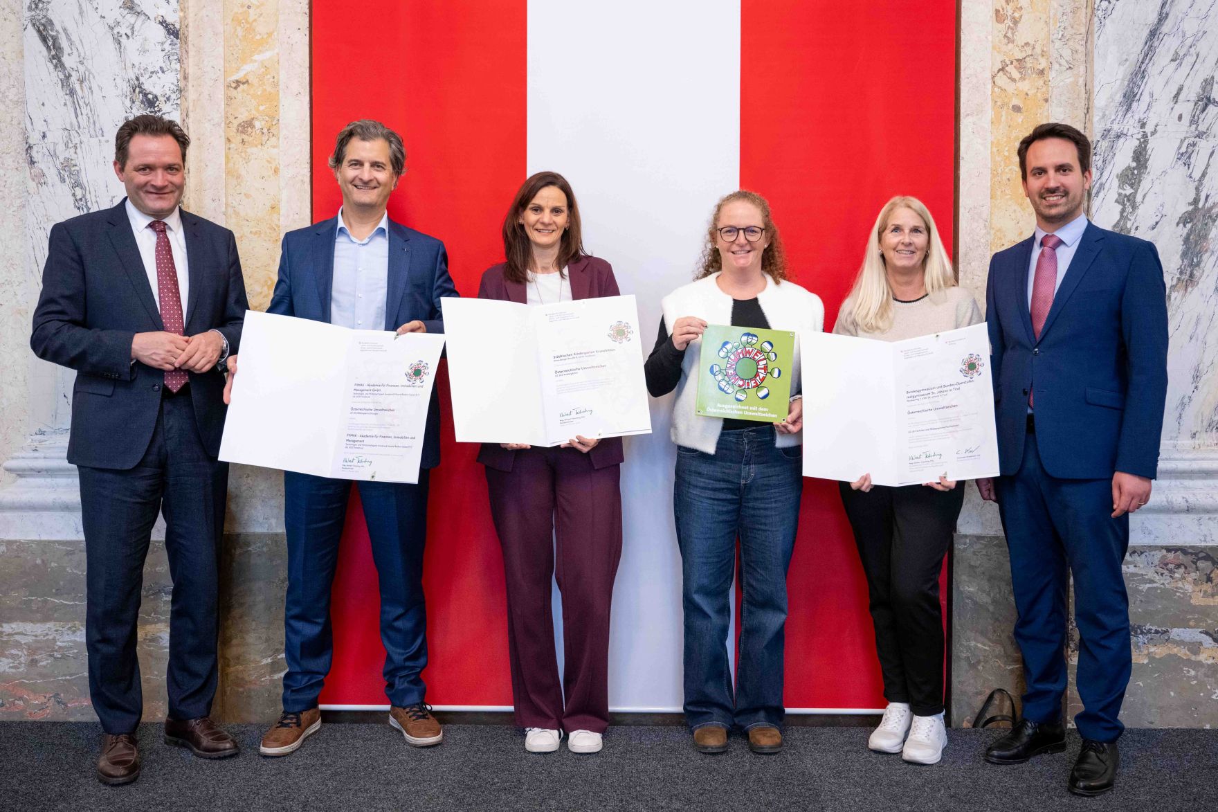 Bundesminister Norbert Totschnig verlieh gemeinsam mit Bundesminister Christoph Wiederkehr Umweltzeichen im Rahmen der Umweltzeichenverleihung im Marmorsaal im Regierungsgeb&auml;ude.