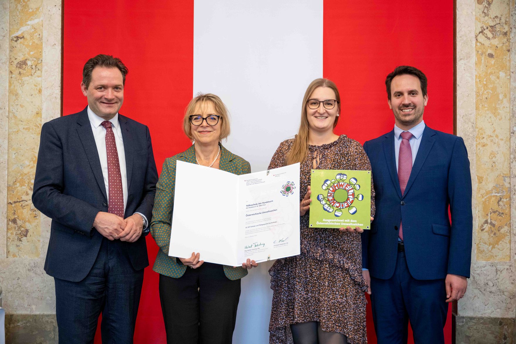 Bundesminister Norbert Totschnig verlieh gemeinsam mit Bundesminister Christoph Wiederkehr Umweltzeichen im Rahmen der Umweltzeichenverleihung im Marmorsaal im Regierungsgeb&auml;ude.