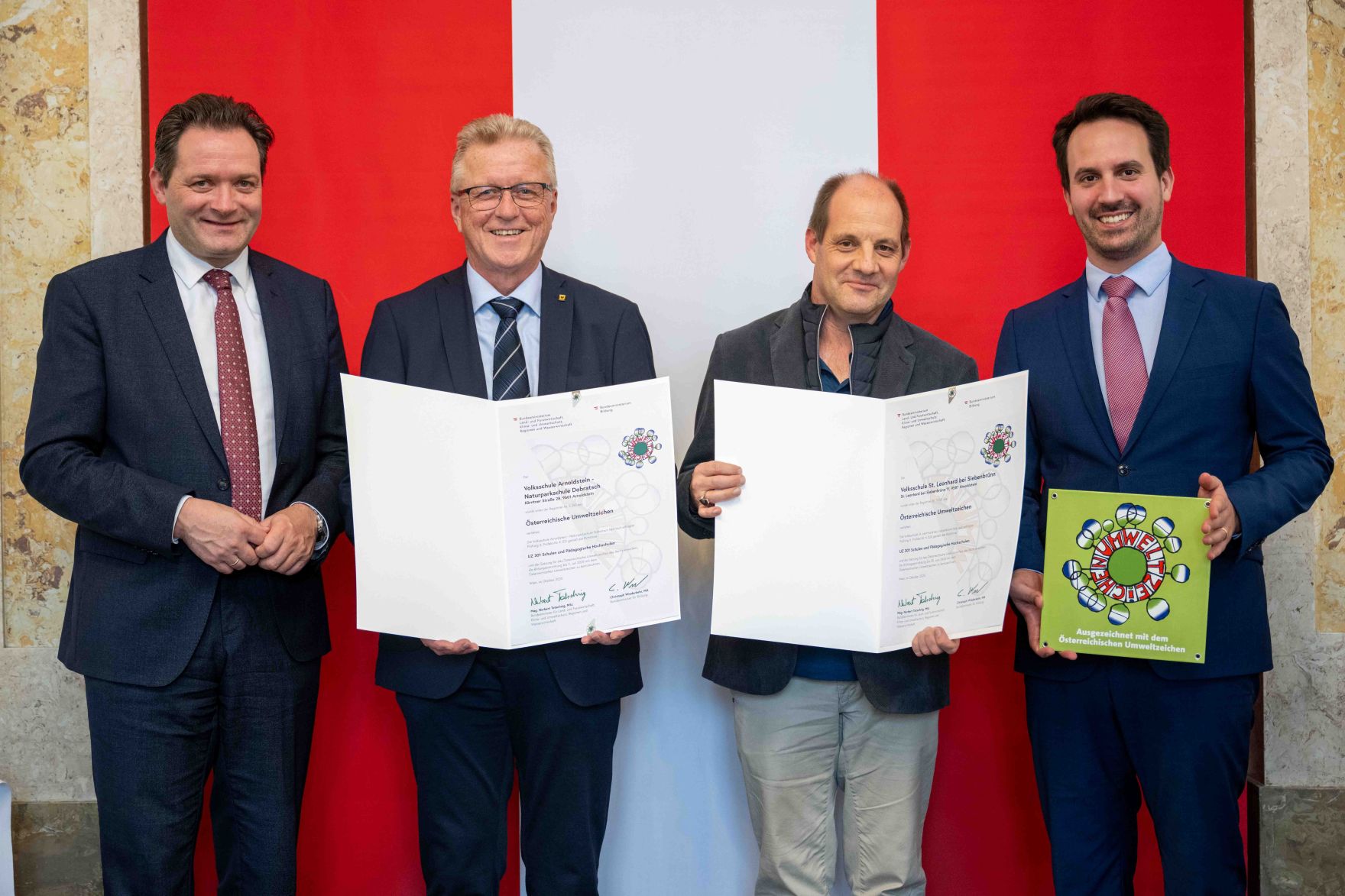 Bundesminister Norbert Totschnig verlieh gemeinsam mit Bundesminister Christoph Wiederkehr Umweltzeichen im Rahmen der Umweltzeichenverleihung im Marmorsaal im Regierungsgeb&auml;ude.