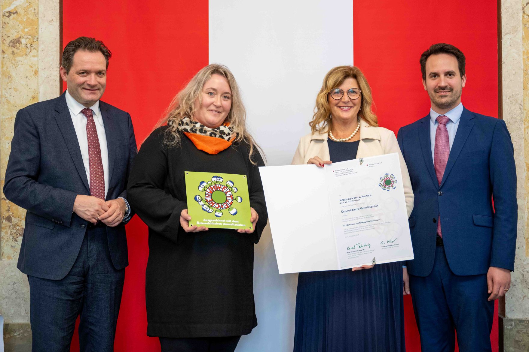 Bundesminister Norbert Totschnig verlieh gemeinsam mit Bundesminister Christoph Wiederkehr Umweltzeichen im Rahmen der Umweltzeichenverleihung im Marmorsaal im Regierungsgeb&auml;ude.