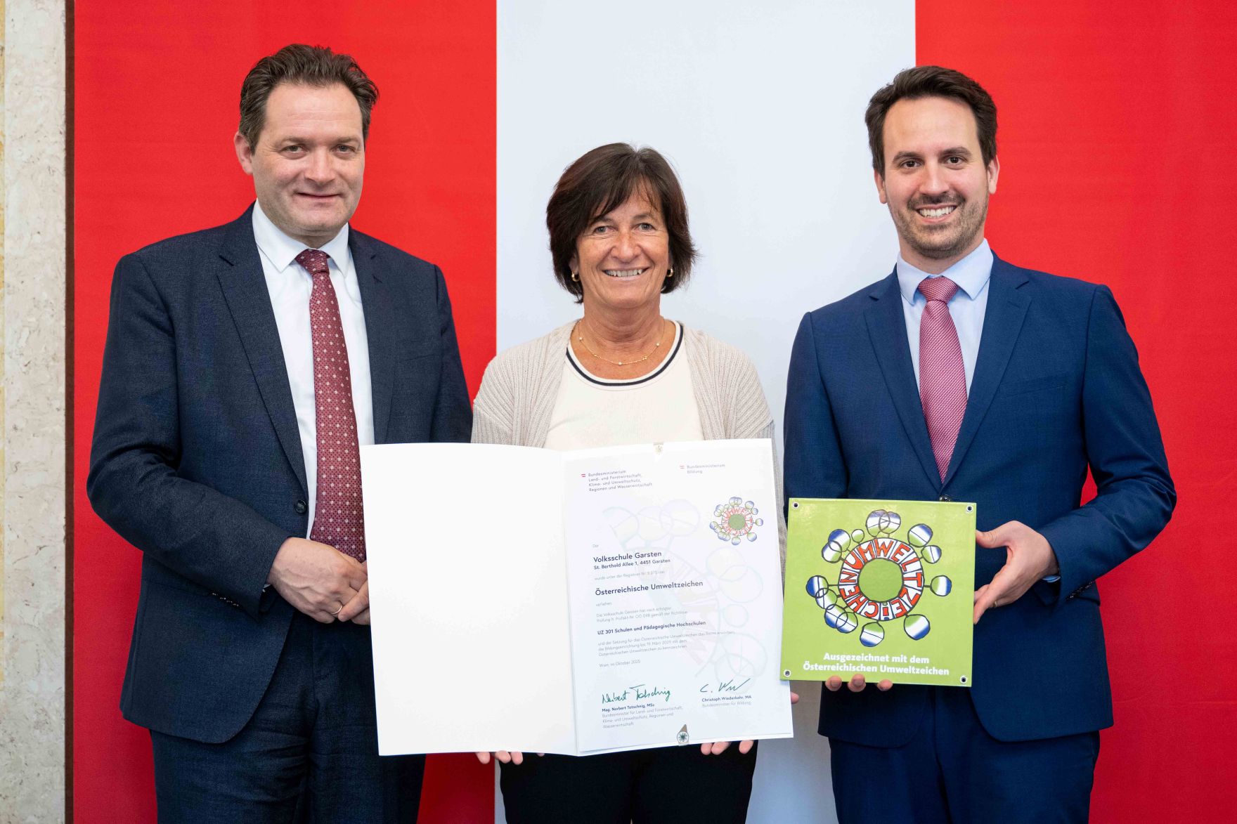 Bundesminister Norbert Totschnig verlieh gemeinsam mit Bundesminister Christoph Wiederkehr Umweltzeichen im Rahmen der Umweltzeichenverleihung im Marmorsaal im Regierungsgeb&auml;ude.
