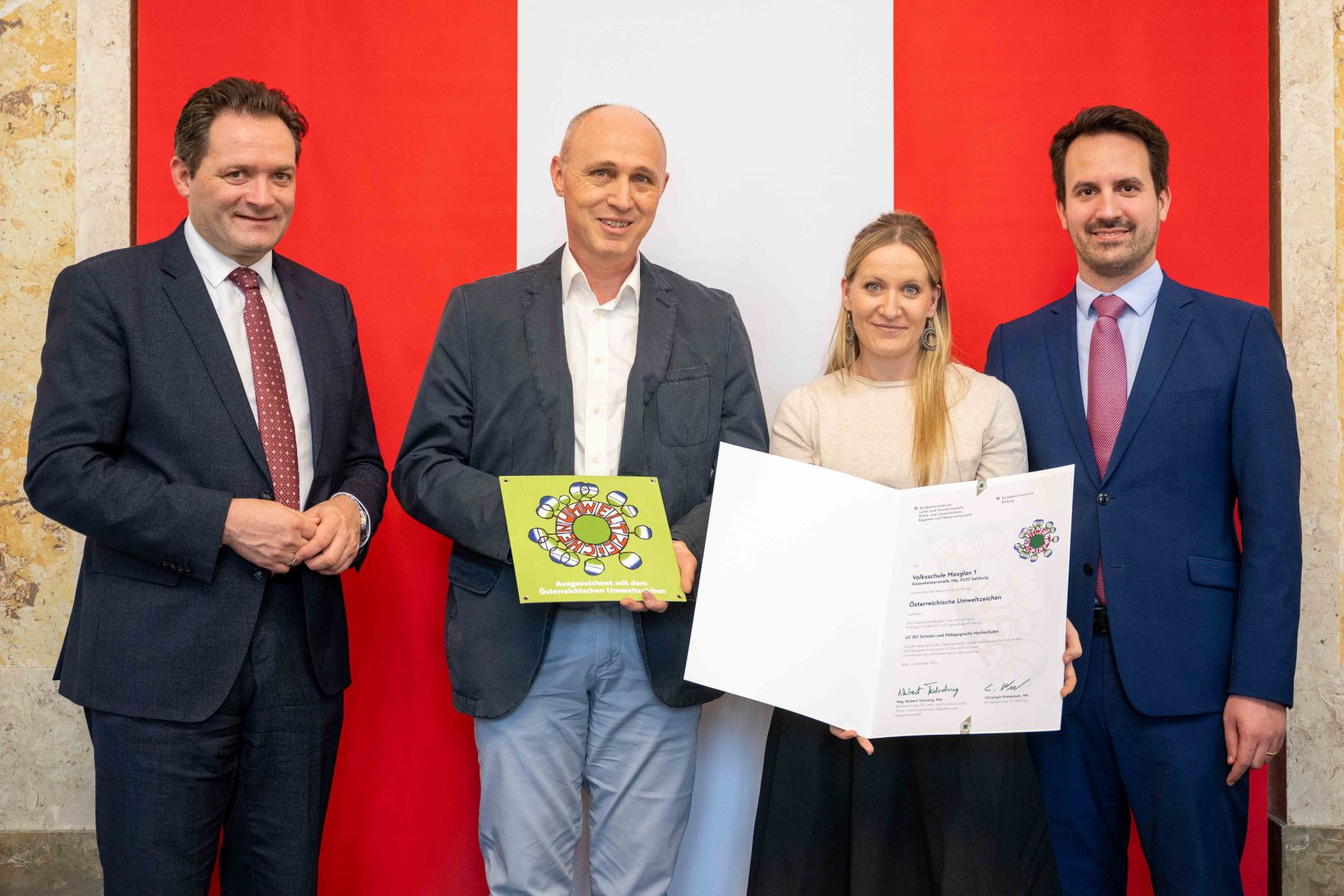 Bundesminister Norbert Totschnig verlieh gemeinsam mit Bundesminister Christoph Wiederkehr Umweltzeichen im Rahmen der Umweltzeichenverleihung im Marmorsaal im Regierungsgeb&auml;ude.