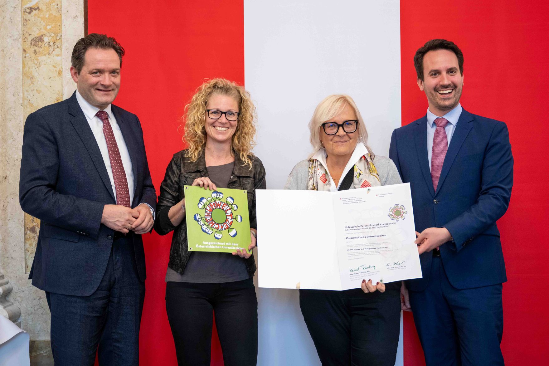 Bundesminister Norbert Totschnig verlieh gemeinsam mit Bundesminister Christoph Wiederkehr Umweltzeichen im Rahmen der Umweltzeichenverleihung im Marmorsaal im Regierungsgeb&auml;ude.