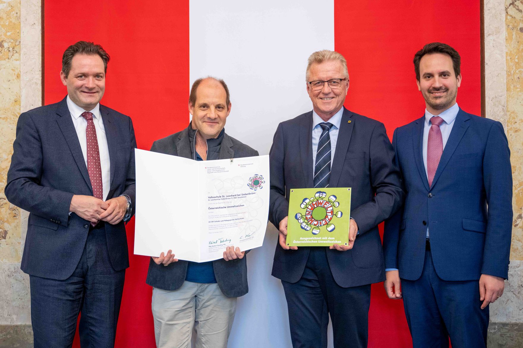 Bundesminister Norbert Totschnig verlieh gemeinsam mit Bundesminister Christoph Wiederkehr Umweltzeichen im Rahmen der Umweltzeichenverleihung im Marmorsaal im Regierungsgeb&auml;ude.