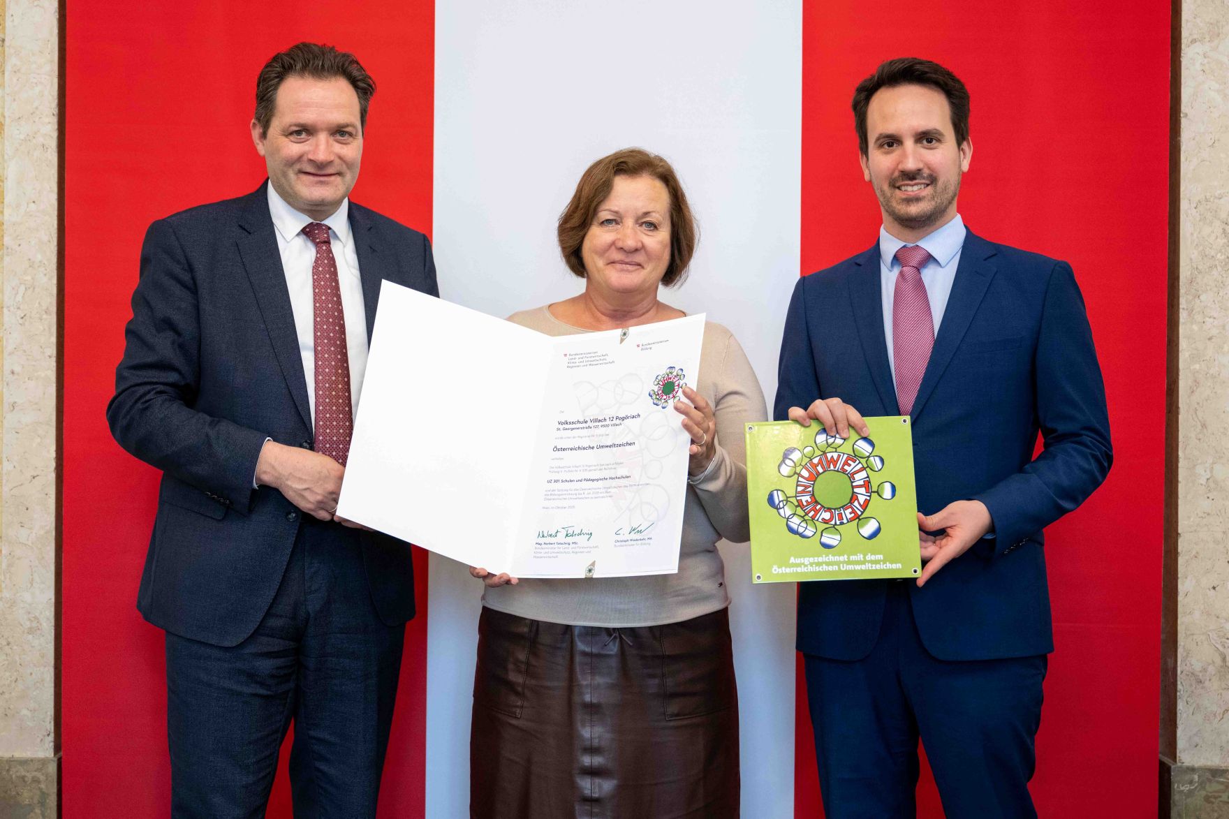 Bundesminister Norbert Totschnig verlieh gemeinsam mit Bundesminister Christoph Wiederkehr Umweltzeichen im Rahmen der Umweltzeichenverleihung im Marmorsaal im Regierungsgeb&auml;ude.