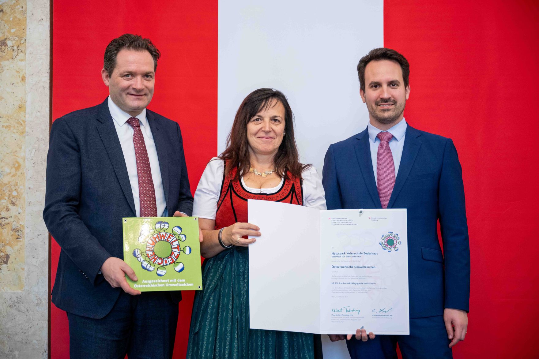 Bundesminister Norbert Totschnig verlieh gemeinsam mit Bundesminister Christoph Wiederkehr Umweltzeichen im Rahmen der Umweltzeichenverleihung im Marmorsaal im Regierungsgeb&auml;ude.