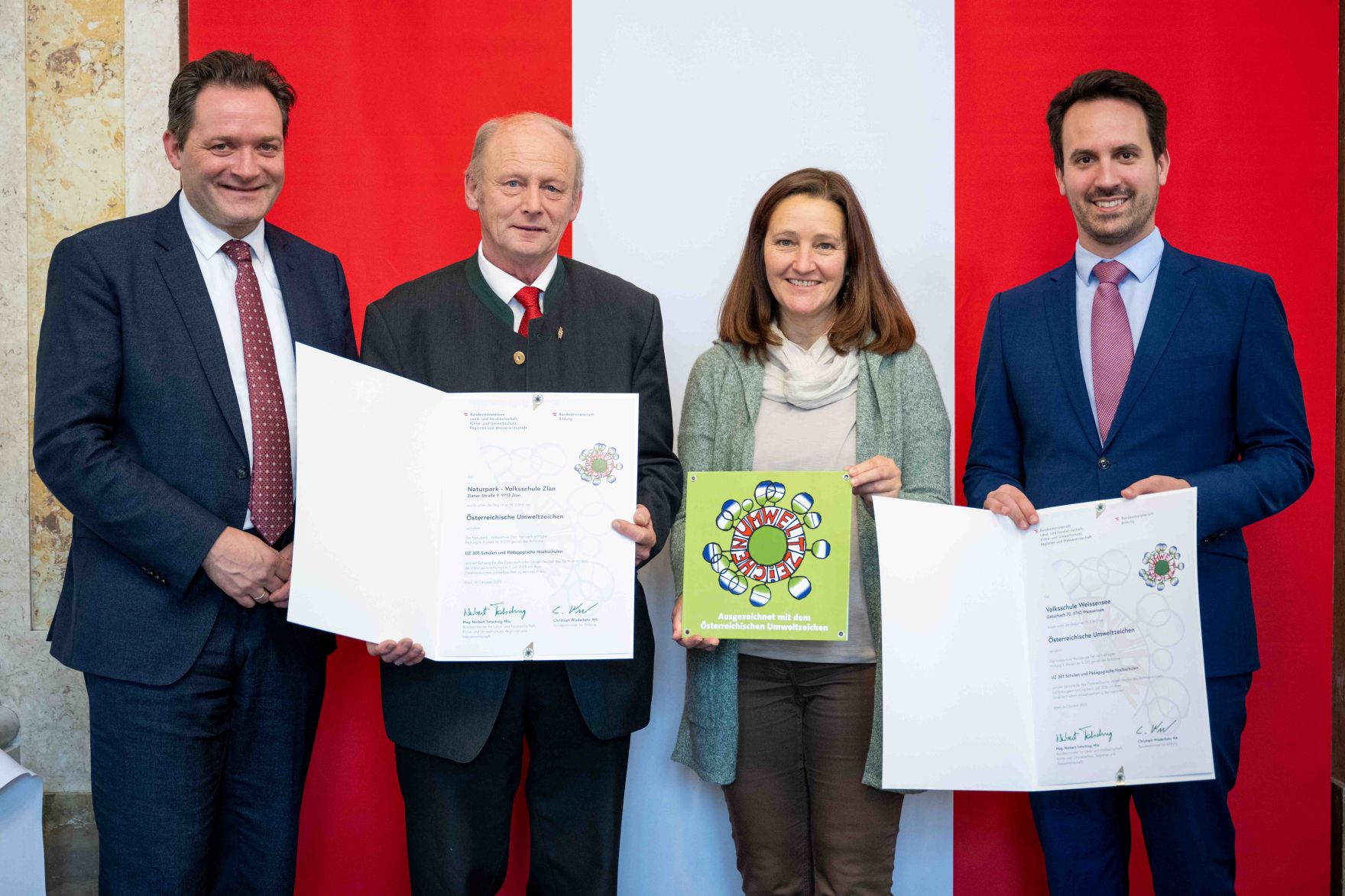 Bundesminister Norbert Totschnig verlieh gemeinsam mit Bundesminister Christoph Wiederkehr Umweltzeichen im Rahmen der Umweltzeichenverleihung im Marmorsaal im Regierungsgeb&auml;ude.
