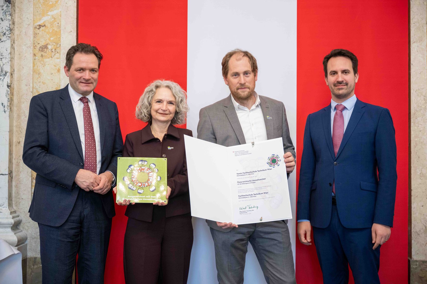 Bundesminister Norbert Totschnig verlieh gemeinsam mit Bundesminister Christoph Wiederkehr Umweltzeichen im Rahmen der Umweltzeichenverleihung im Marmorsaal im Regierungsgeb&auml;ude.