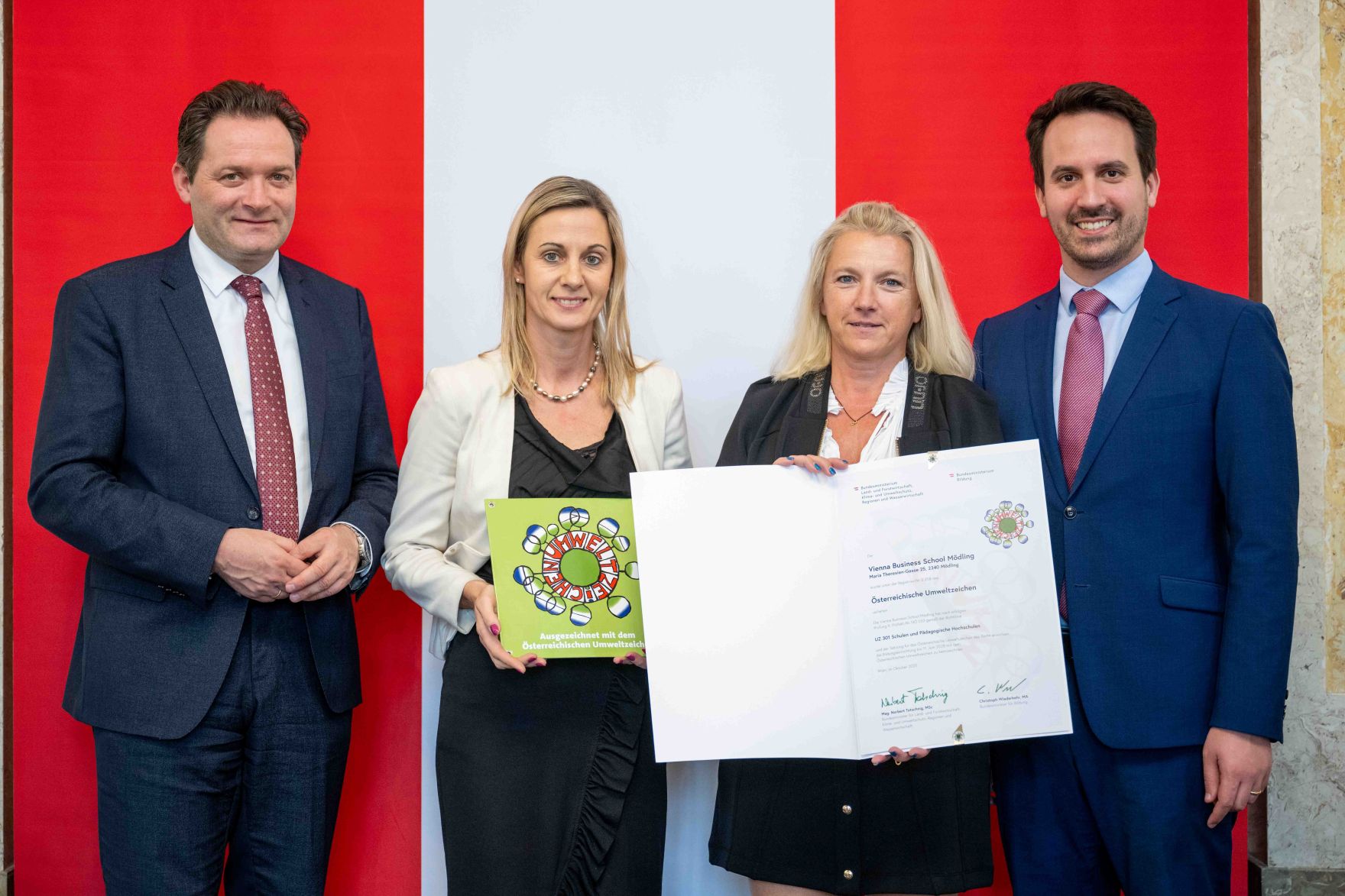 Bundesminister Norbert Totschnig verlieh gemeinsam mit Bundesminister Christoph Wiederkehr Umweltzeichen im Rahmen der Umweltzeichenverleihung im Marmorsaal im Regierungsgeb&auml;ude.