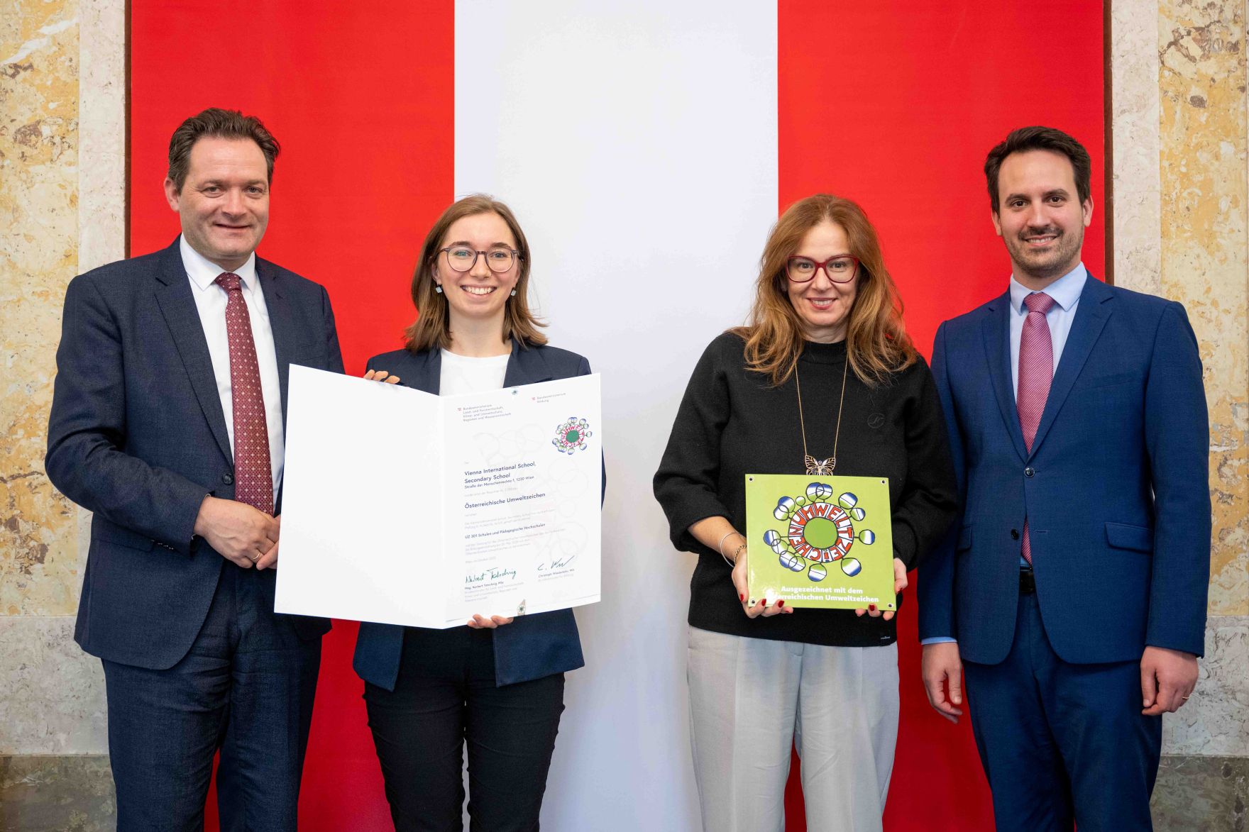 Bundesminister Norbert Totschnig verlieh gemeinsam mit Bundesminister Christoph Wiederkehr Umweltzeichen im Rahmen der Umweltzeichenverleihung im Marmorsaal im Regierungsgeb&auml;ude.