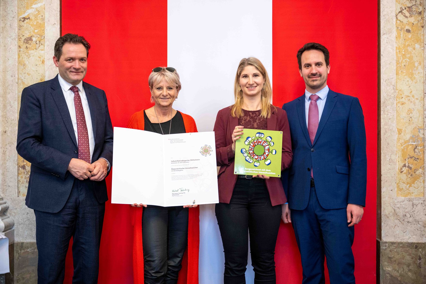 Bundesminister Norbert Totschnig verlieh gemeinsam mit Bundesminister Christoph Wiederkehr Umweltzeichen im Rahmen der Umweltzeichenverleihung im Marmorsaal im Regierungsgeb&auml;ude.
