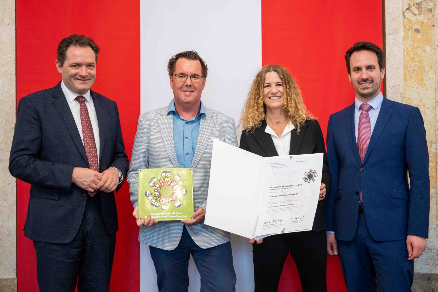 Bundesminister Norbert Totschnig verlieh gemeinsam mit Bundesminister Christoph Wiederkehr Umweltzeichen im Rahmen der Umweltzeichenverleihung im Marmorsaal im Regierungsgeb&auml;ude.