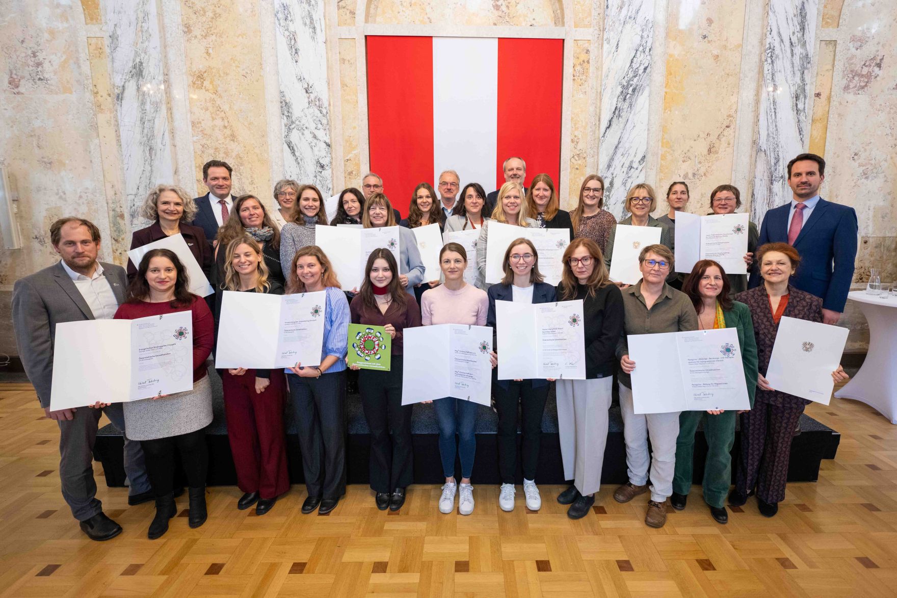 Bundesminister Norbert Totschnig verlieh gemeinsam mit Bundesminister Christoph Wiederkehr Umweltzeichen im Rahmen der Umweltzeichenverleihung im Marmorsaal im Regierungsgeb&auml;ude.
