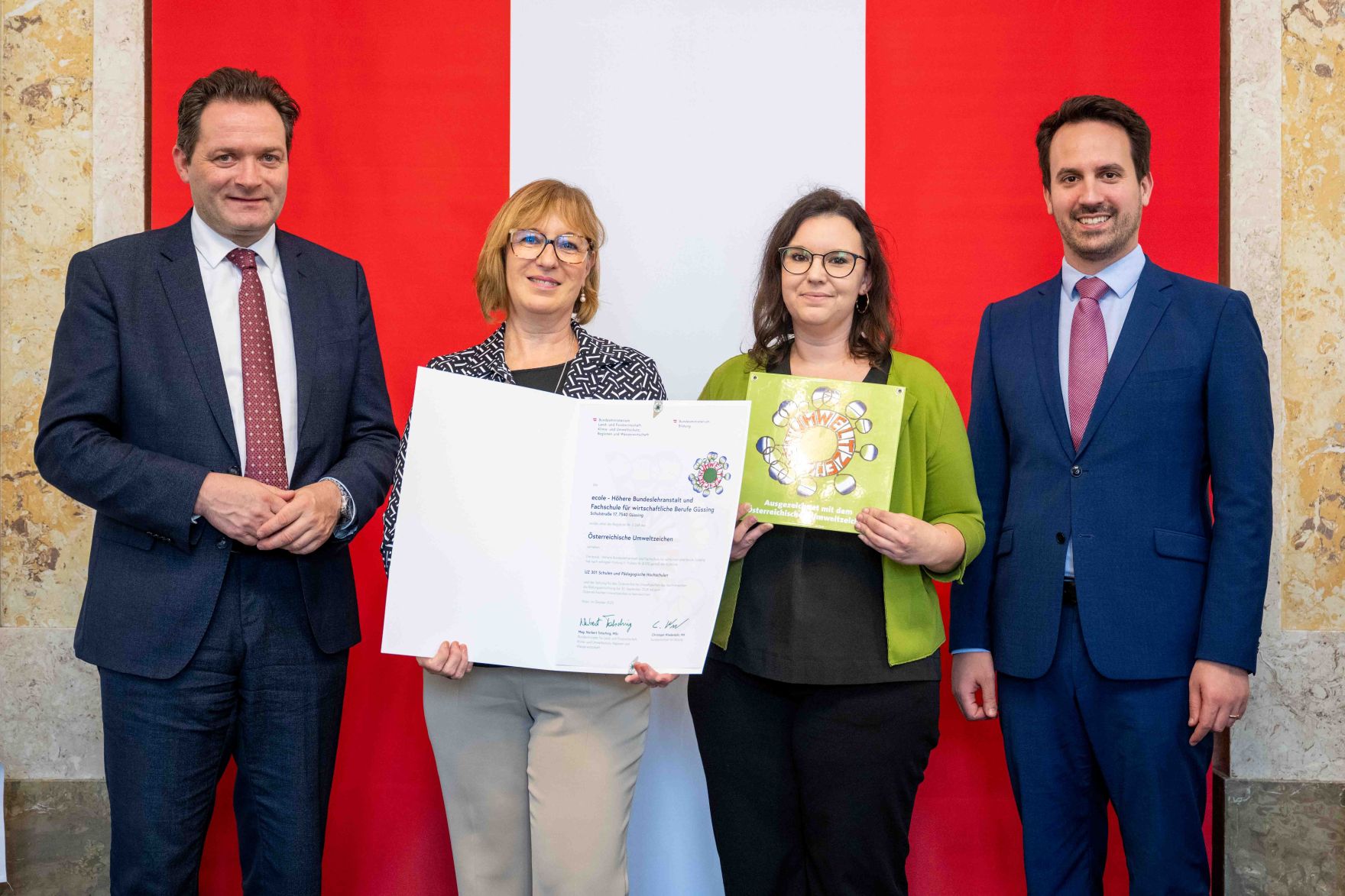 Bundesminister Norbert Totschnig verlieh gemeinsam mit Bundesminister Christoph Wiederkehr Umweltzeichen im Rahmen der Umweltzeichenverleihung im Marmorsaal im Regierungsgeb&auml;ude.
