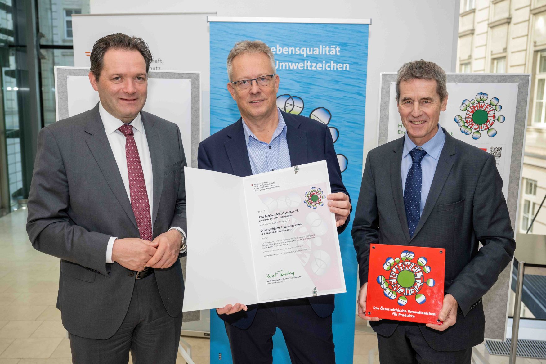 Bundesminister Norbert Totschnig verlieh das &Ouml;sterreichische Umweltzeichen an Unternehmen, die besonders nachhaltig wirtschaften. Die Umweltzeichenverleihung fand im Marmorsaal des Regierungsgeb&auml;udes am Stubenring statt.