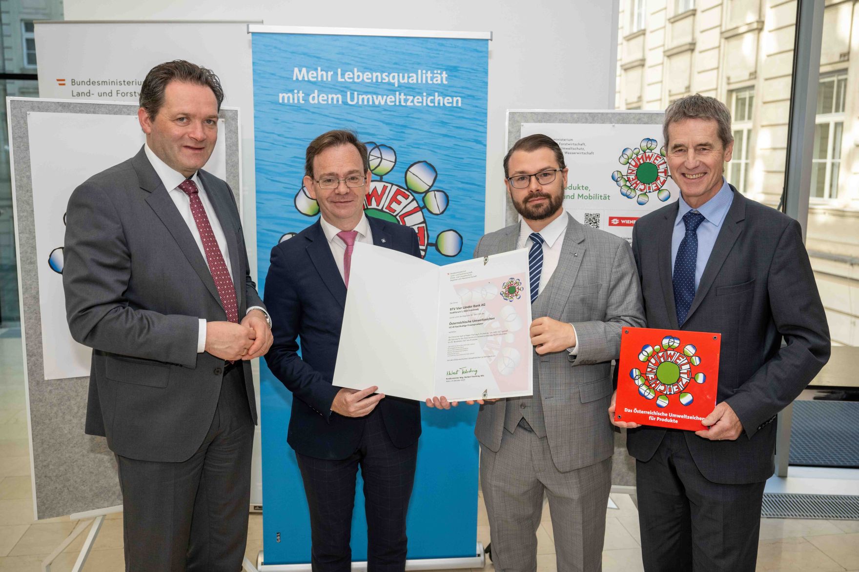 Bundesminister Norbert Totschnig verlieh das &Ouml;sterreichische Umweltzeichen an Unternehmen, die besonders nachhaltig wirtschaften. Die Umweltzeichenverleihung fand im Marmorsaal des Regierungsgeb&auml;udes am Stubenring statt.