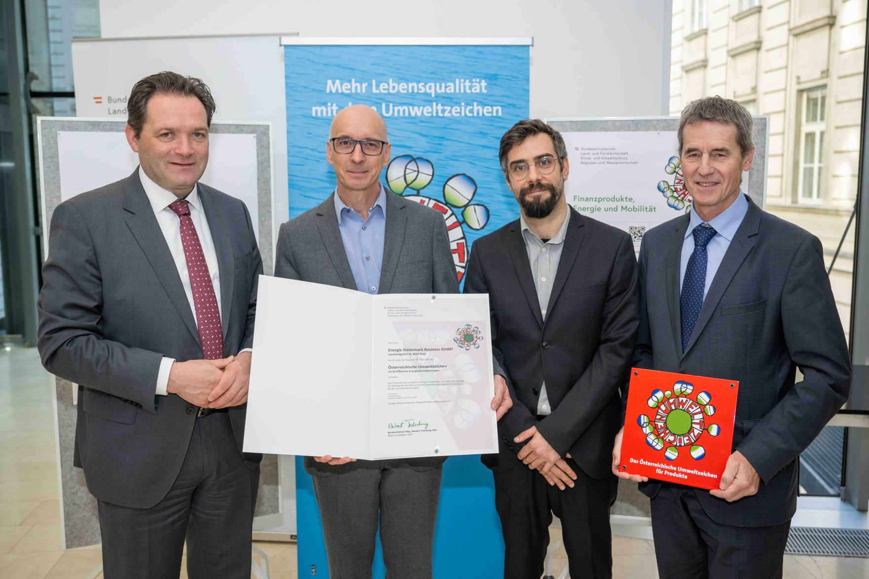 Bundesminister Norbert Totschnig verlieh das &Ouml;sterreichische Umweltzeichen an Unternehmen, die besonders nachhaltig wirtschaften. Die Umweltzeichenverleihung fand im Marmorsaal des Regierungsgeb&auml;udes am Stubenring statt.